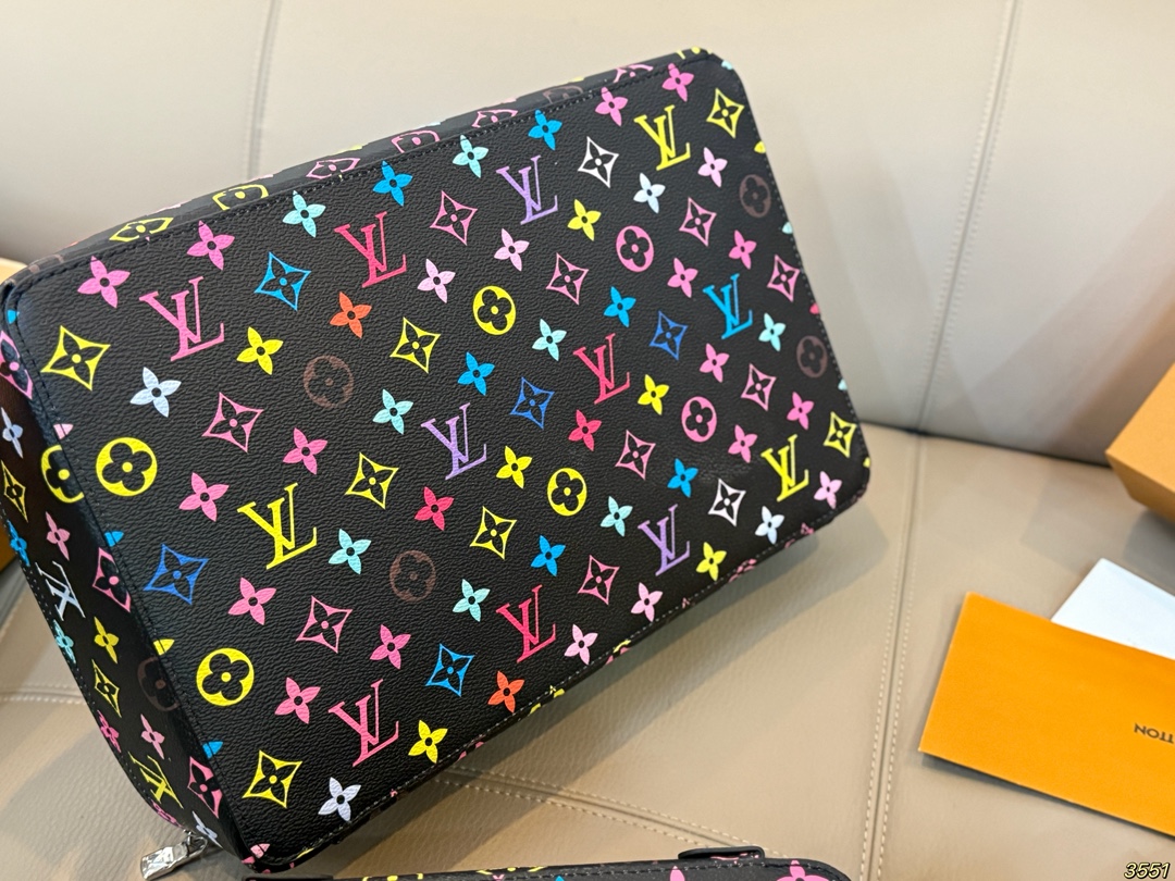 ¥130/¥120/¥110 LV 化妆包 LV旅行收纳系列 实用 真的很美很喜欢!实用、美观、耐造、出去旅游看了心情也会好好 尺寸:34 22 8/23 14 8/17 10 8