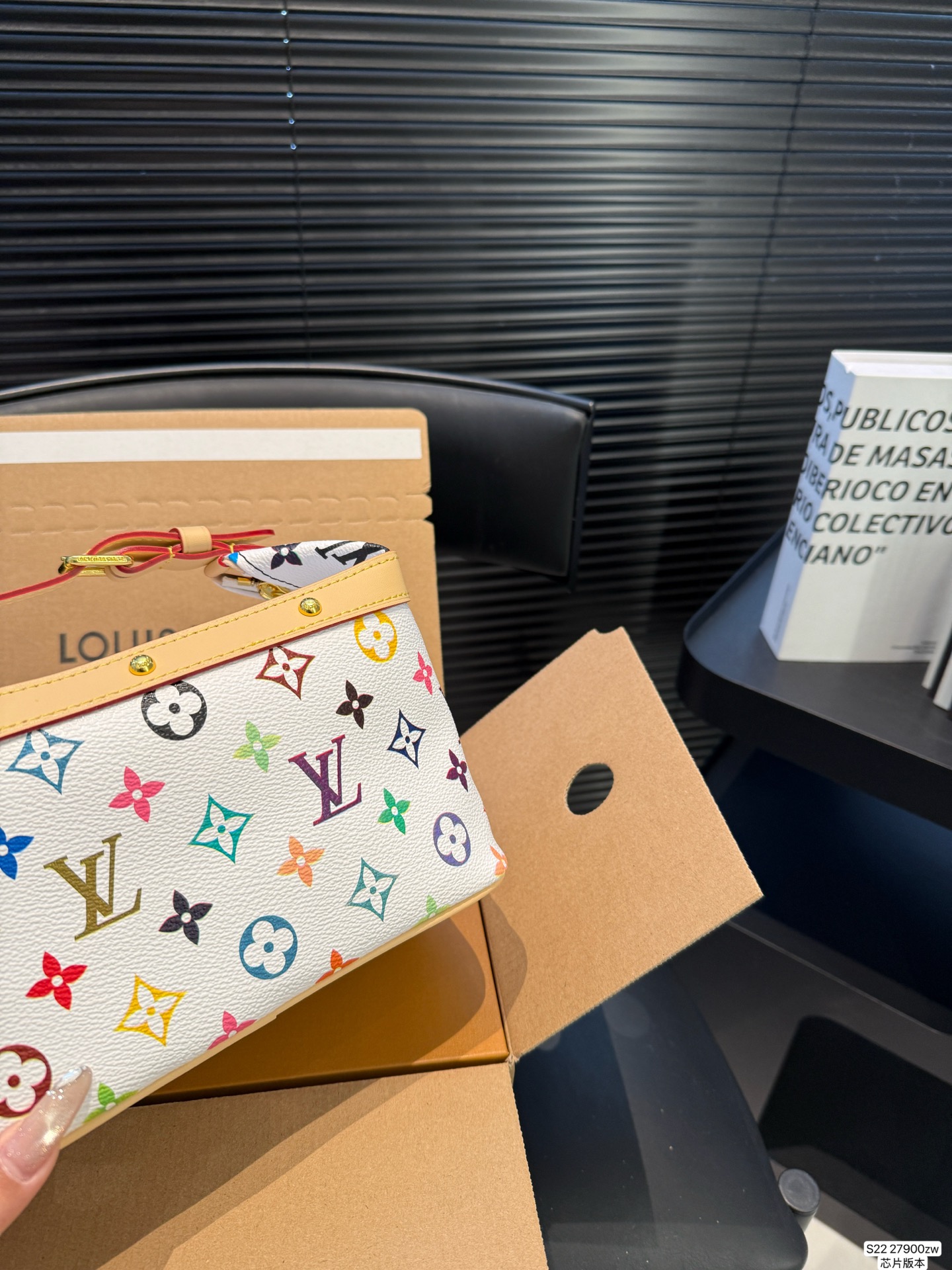 P160 Lv饭盒包 配折叠盒飞机盒 芯片版本 很有质感又很轻松的一个包型 貌美又实用 尺寸：21 18 货号27900