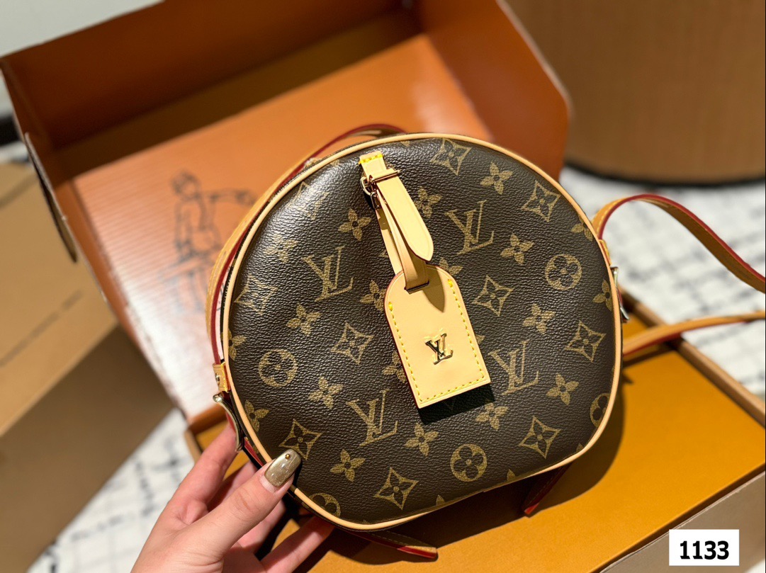 P185 配盒子 size:22*19cm L家 圆饼包真的是太香了 这款圆饼是柔软的 它的容量超级大 刘亦菲把我们的审美拉回来了啦! 非市场通货欢迎对比 🔍 Lv 圆饼包