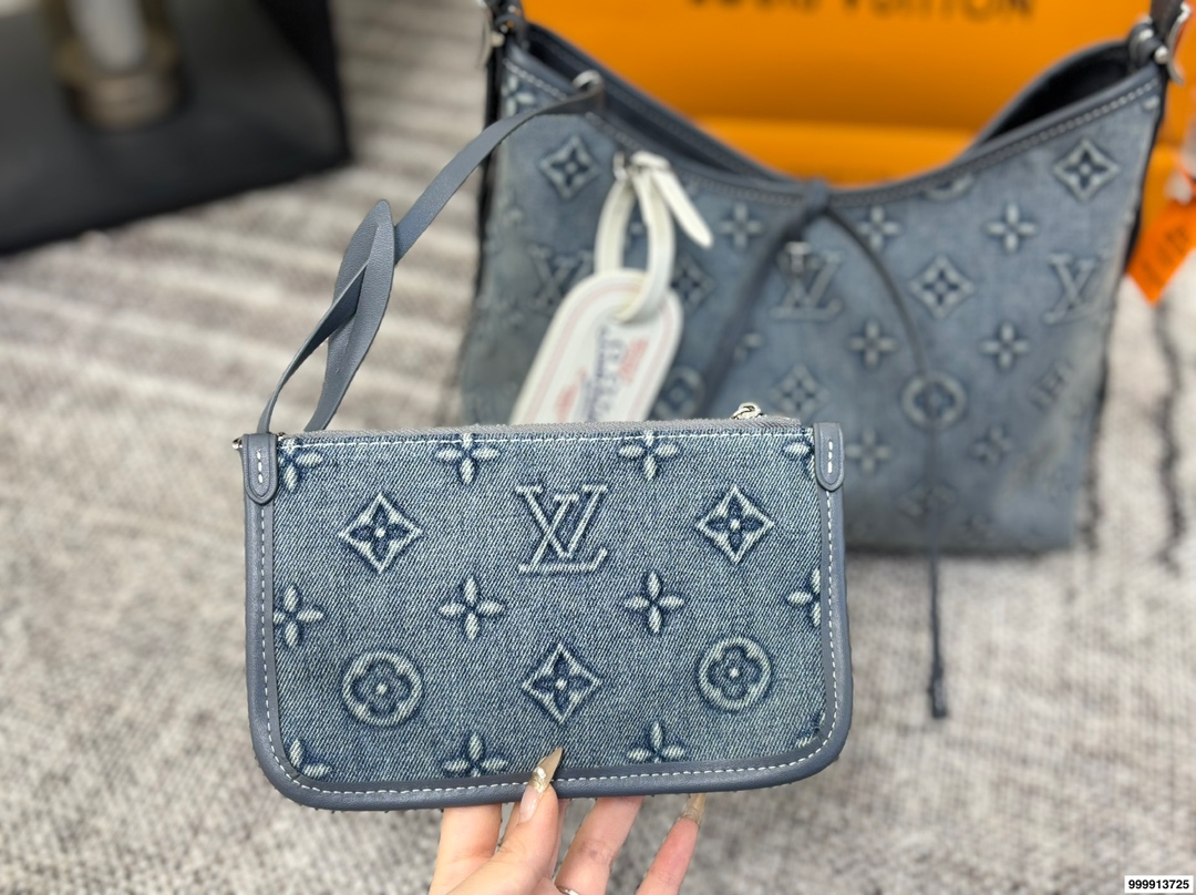 p195 配礼盒 牛仔Carryall Lv新款，可斜挎、单肩。容量保证，敞口磁铁吸内扣取放平板小电脑非常方便，设计比neverfull小巧、肩带够宽不那么勒;比graceful俏皮，上身完全;是驴家通勤包款颜值担当@ 尺寸30 25