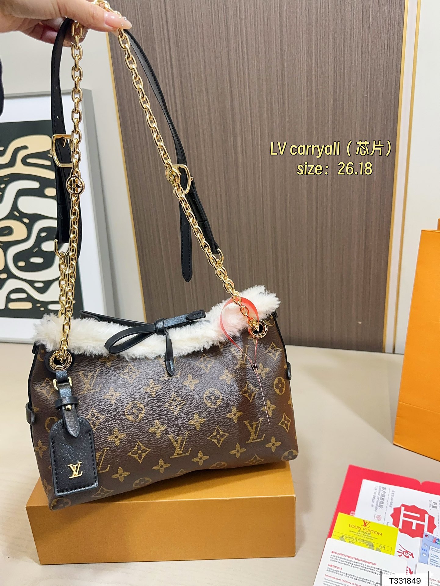 💰 165 礼盒包装 芯片 Lv carryall家族又添新成员 LV设计师有一种不管钱包死活的审美,新版carryall变可爱了,而且不喜欢大包的姐妹这个就没什么顾虑了,先预测一波~肯定会大火!!快来做第一批拥有的时髦精 尺寸:26.18