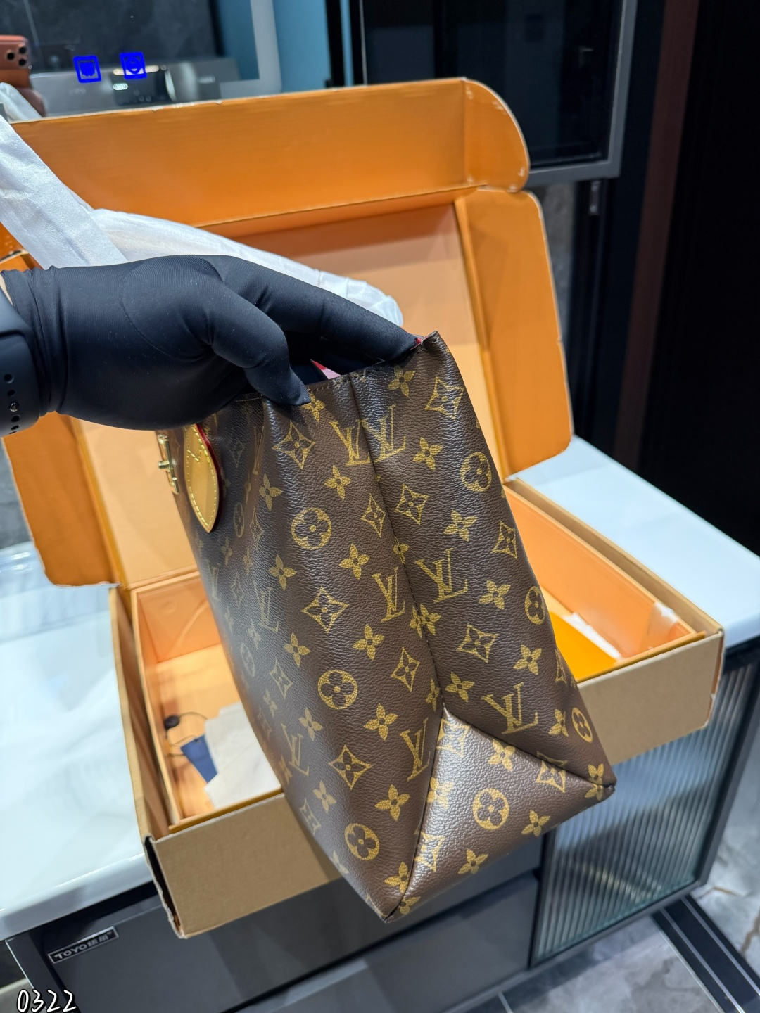 ❤️P150❤️ LV 2024秋冬的绝绝子手袋一LV Piano 手袋!这款手袋不仅融合了经典设计，还注入了现代的摩登风范，真的是好用到哭!Piano 手袋以利落的构型和侧面三角皮革烘托出Monogram图案的经典格调，再借不对称手柄释放出秋冬系列的摩登气息，令日常所需轻松随行!这个尺寸非常让人想起以前的Totally PM或lena PM，大家还记得吗?全拉链设计，完全可调节的带子，非常结实，简直是通勤的绝佳选择!皮革角和底部设计更是提升了手袋的耐用性和高级感，无论是日常使用还是出门逛街，都能轻松驾驭，真的是宝藏手袋 尺寸：43 27cm