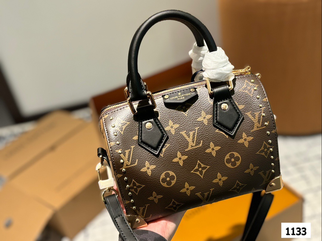 P200 全套包装 LV早春Cruise25 包包 走秀款铆钉款手提枕头包 LV这场在巴塞罗那举行的2025早春新款真的好美啊!!这一季的包包也好有收藏价值啊!尺寸20厘米#