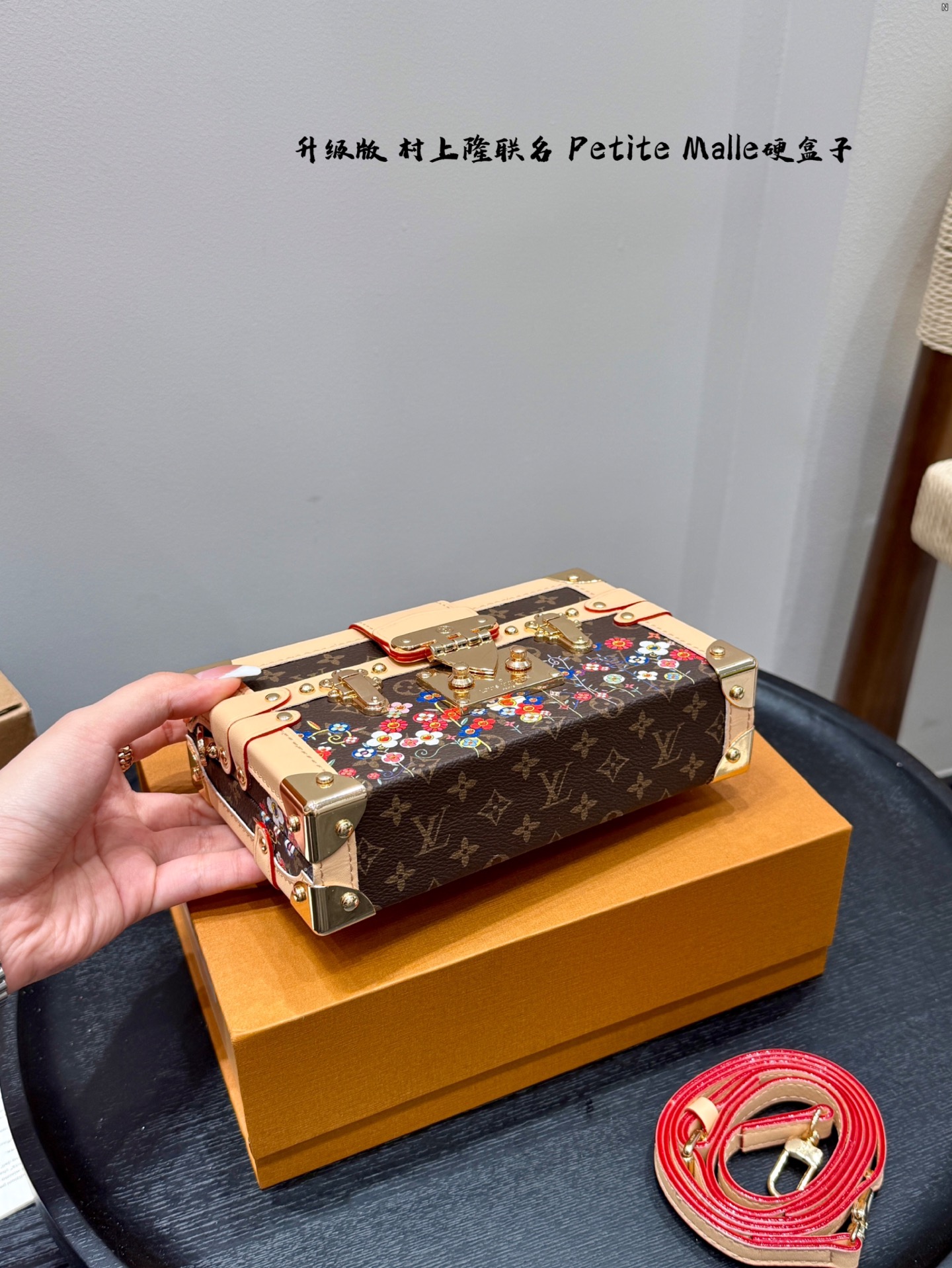P185 礼盒包装 升级版! size:19*12cm Lv 村上隆联名太阳花小盒子Petite Malle LV Petite Malle硬箱子 ✅顶级原单 超高品质 这个小盒子的颜值太高啦! 太cute了! 花纹和大小都是我喜欢的, 很有型滴!
