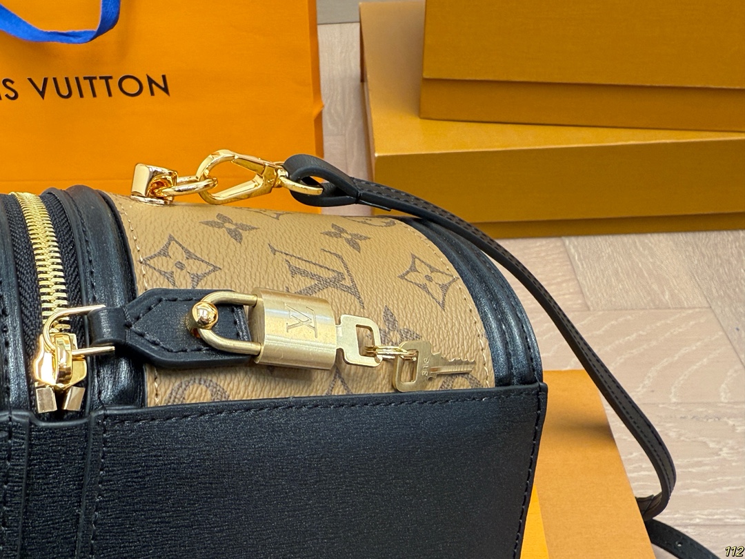 原版复刻&yen;205飞机盒 重金钢五金 专柜同步163变码芯片 LV canne|发家致富第一-步■入个LV发财桶使用率100%的这款LV圆桶 容量真的巨巨巨大++ 手机/粉饼/卡包都塞得下 怪不得总有人说它是&ldquo;饭桶&rdquo;品 包身硬挺耐用可手拎可斜跨自重很轻有特别的拼色设计真不愧是LV近代款中的明星百搭程度好到爆炸教 任何风格都能驾驭尺寸：大号15*14*17cm