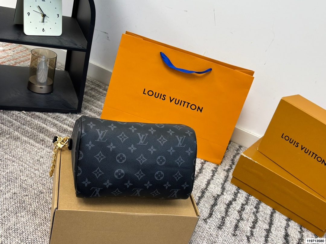 p170 折叠礼盒 芯片版 LV Speedy Soft 25枕头包 手袋以瞩目风姿成就旅途良伴。充裕构型内设拉链口袋，可妥善保管护照和其他重要物品。名牌诉说工致细节，Toron手柄再添新颖一笔 尺寸25.20