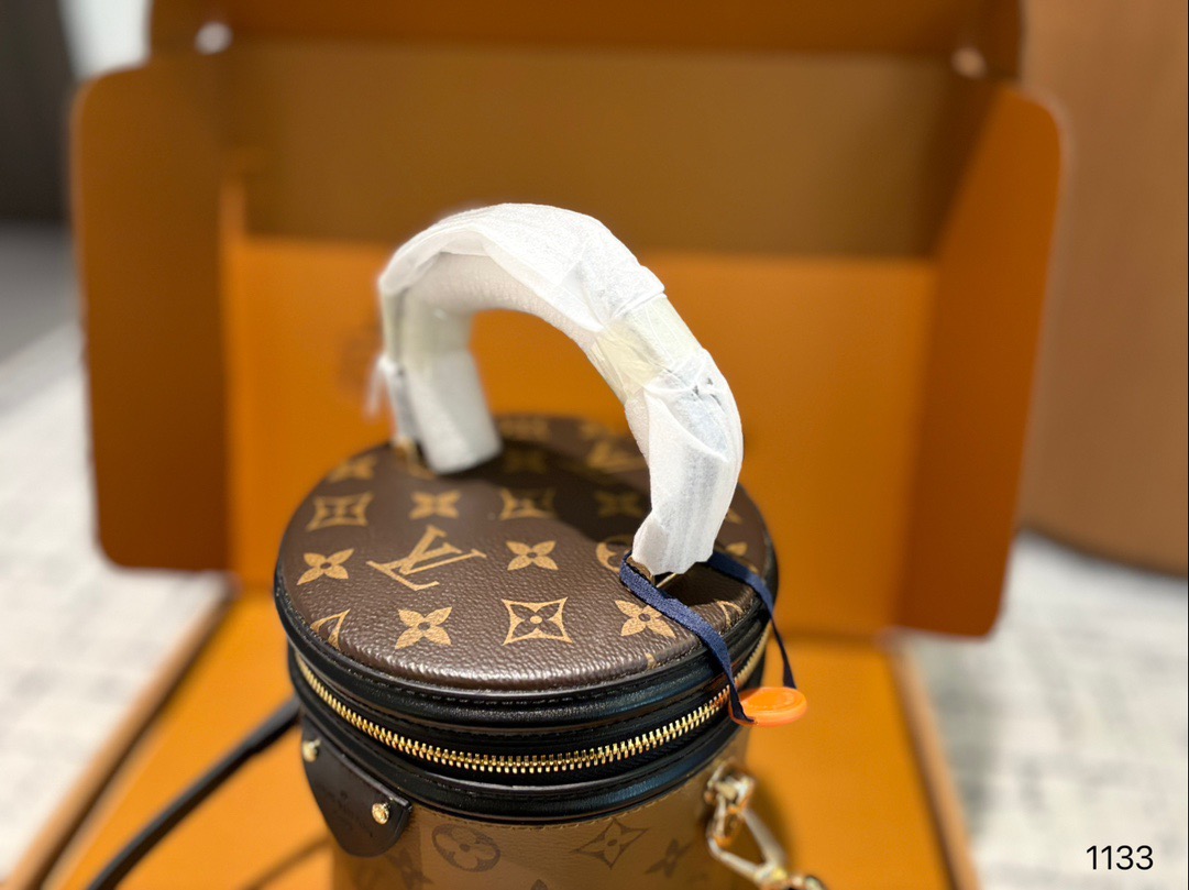 P185配礼盒🎁 Lv cannes 水桶包 发财桶新出的 太可爱啦nano发财桶 越用越香！！！ 尺寸大号15 17