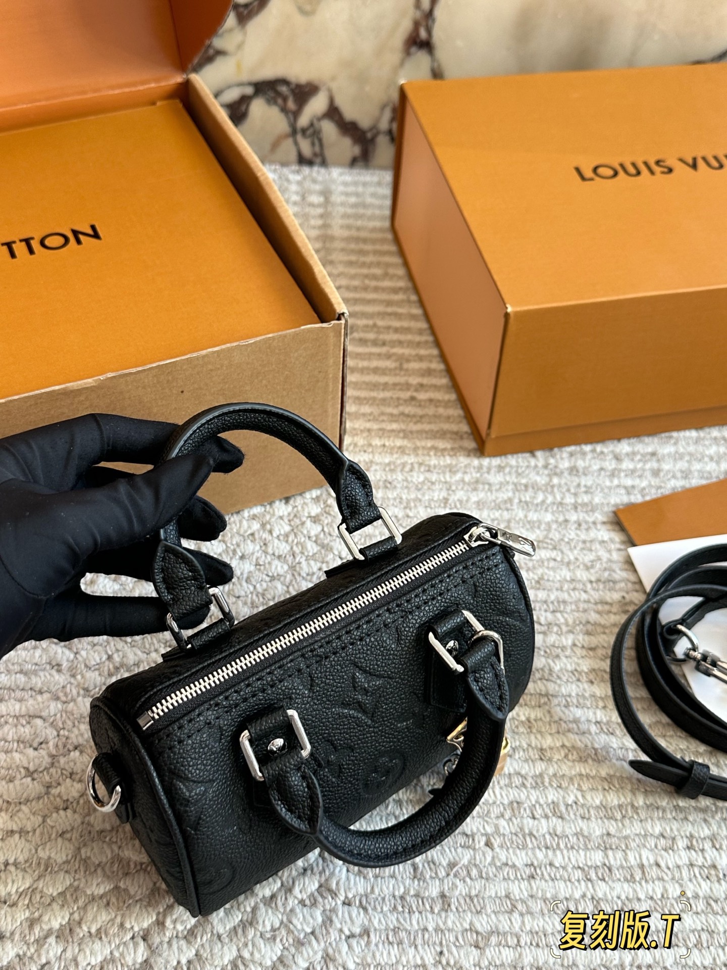 💰170 配盒 size：16*10cm（迷你） L家 Speedy Nano 一起感受nano的快乐~ 拎一个小包包真的爱了爱了~ 搜索🔍：Lv nano