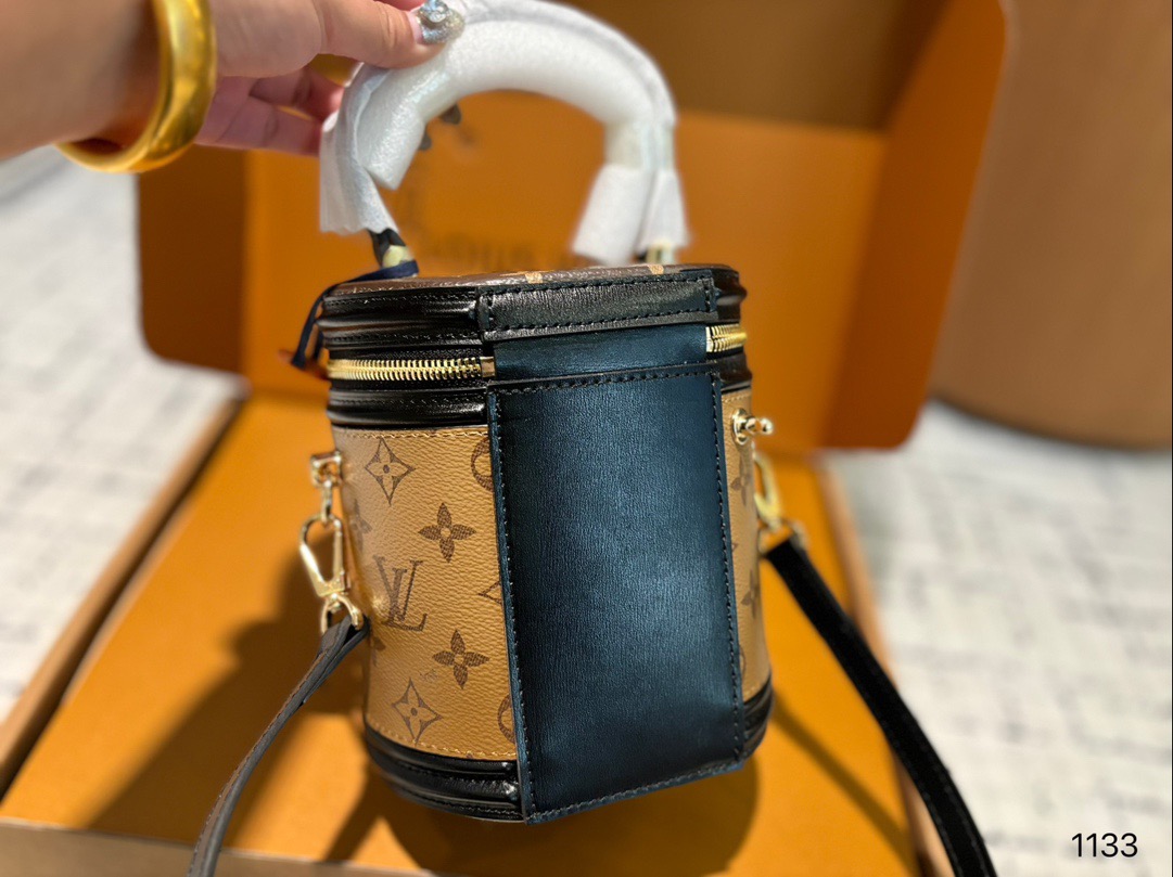 P185配礼盒🎁 Lv cannes 水桶包 发财桶新出的 太可爱啦nano发财桶 越用越香！！！ 尺寸大号15 17