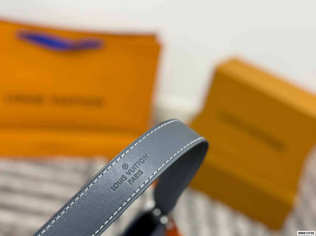 p195 配礼盒 牛仔Carryall Lv新款，可斜挎、单肩。容量保证，敞口磁铁吸内扣取放平板小电脑非常方便，设计比neverfull小巧、肩带够宽不那么勒;比graceful俏皮，上身完全;是驴家通勤包款颜值担当@ 尺寸30 25