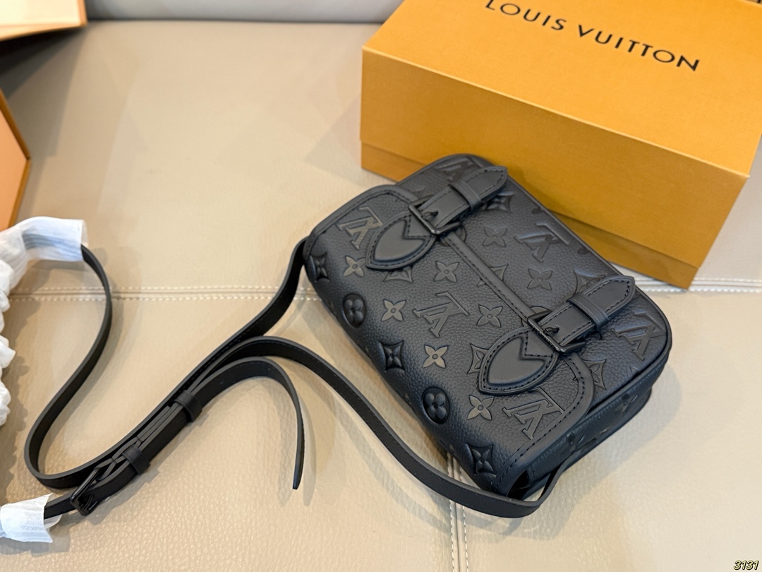 印花&yen;200压花&yen;220芯片版 Satchel小邮差包 LV新款邮差包 日常休闲搭配的理想选择～ 实用又百搭，大大的空间 非常适合放随身物品~ 面料耐磨耐刮蹭~ 尺寸19 14