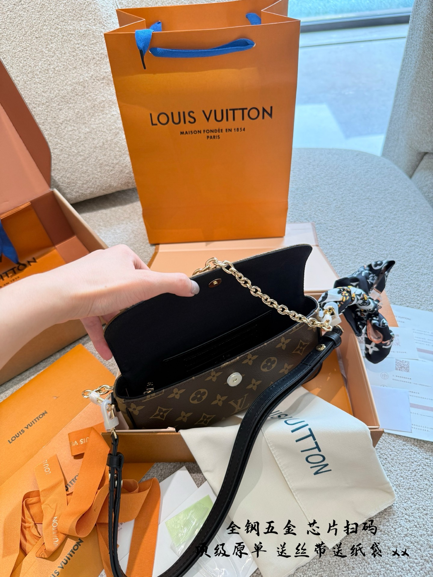 p245 升级版 全钢五金 WALLET ON CHAIN IVY手袋 专柜￥104,200 Lv新款ivy 5月8号.上市啦 全新配色腋下包ivy重出江湖 采用反转色的包盖设计搭配黑色的肩带 升级后的ivy没有了vivien 黄色牛皮 对比老花植糅革配色，更加的耐造和使用哦~❷