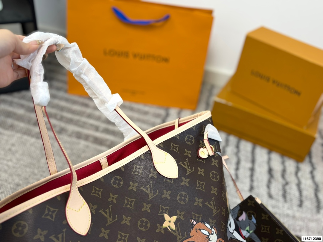 P150(无盒) size:33×29 LV路易威登联名neverfull购物袋🛍️ 包身彩绘超级酷 实在是太爱了 经典包款,简约却不失时尚~ 一包多用,内里容量足💯 时尚大气,万年街拍神器‼️
