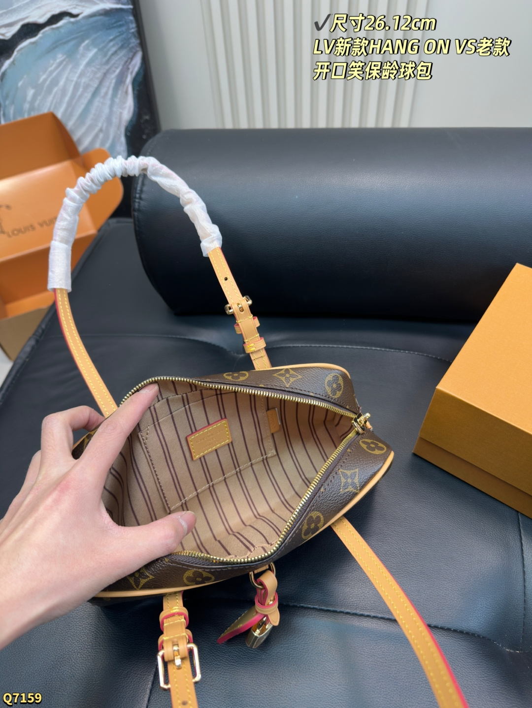 💰190配全套礼盒 尺寸26.12cm LV新款HANG ON VS老款开口笑保龄球包,新款容量很不错 又是哪位女生复古法式风格 能驾驭它吖~
