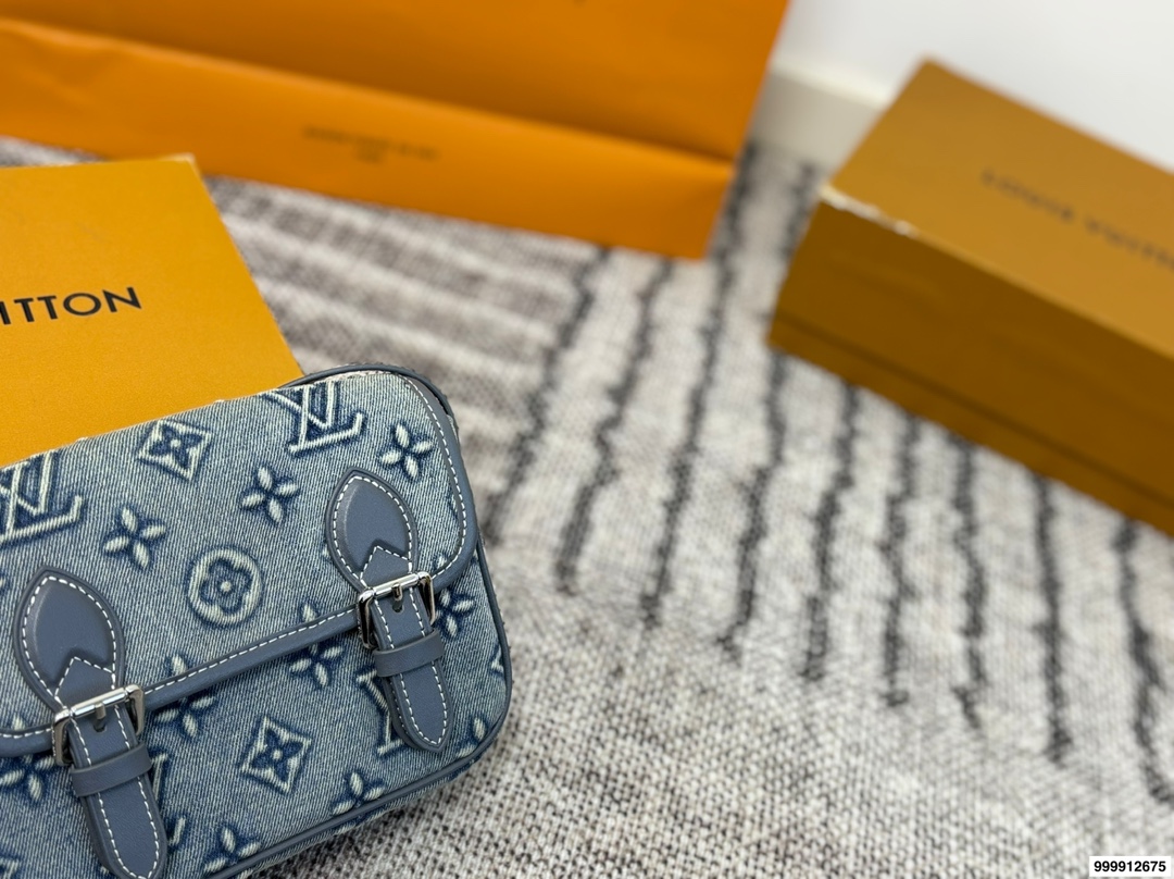 P185⚠️尺寸19*14 LV Mini Satchel牛仔邮差包 复古感满满！小巧精致，日常手机、钥匙、粉饼都能装下。肩带偏短，单肩or斜挎都OK，学院风、休闲风都能搭。磁吸扣设计，开合方便又安全，实用又时髦，是LV男款里超受欢迎的中性包款之一！