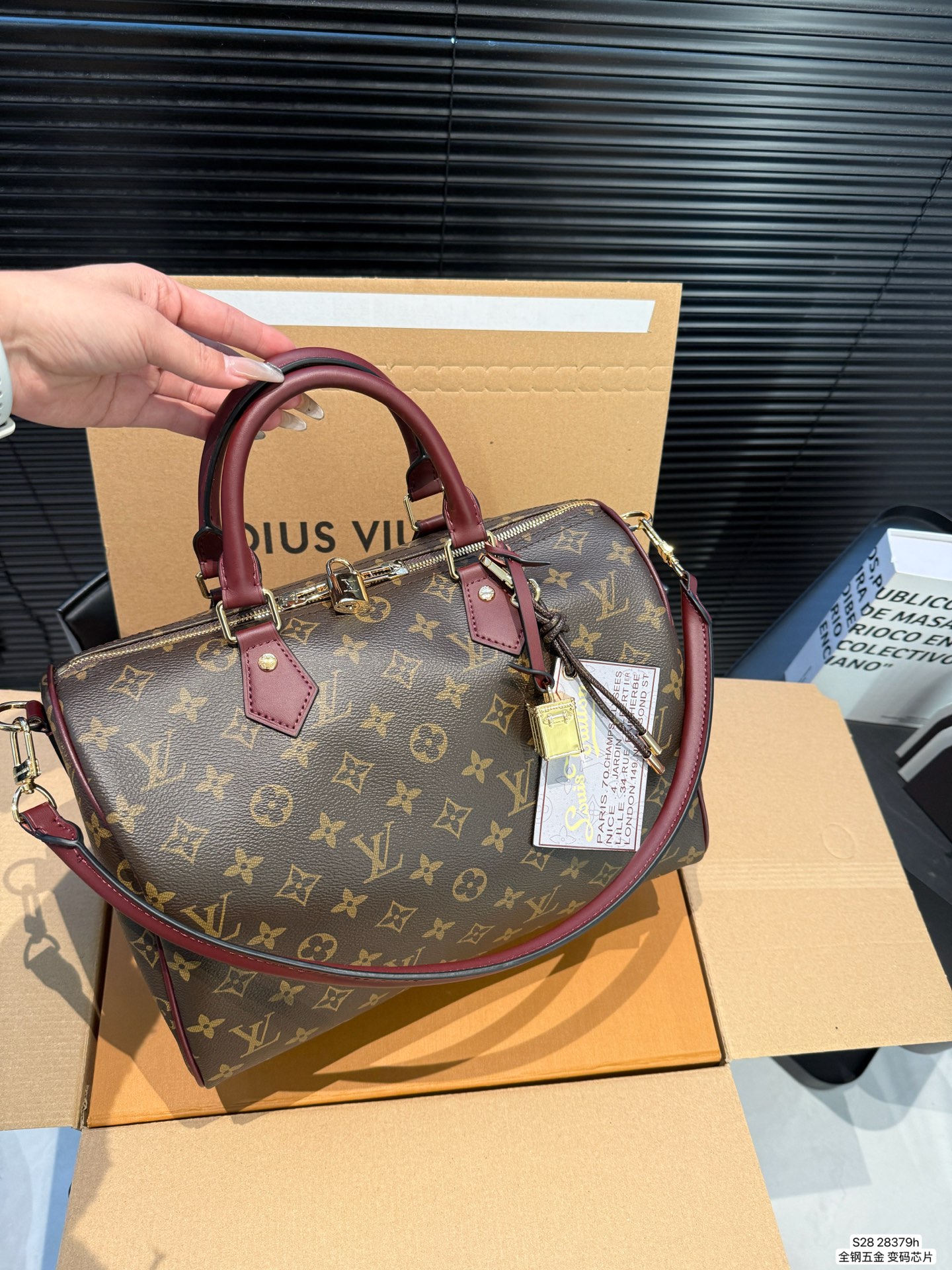 P190 配飞机盒折叠盒 全钢五金 变码芯片 Lv X Nigo Keepall 30.枕头包 手袋是一款理想的都市手袋。 标志性的造型与经典的 Monogram 帆布，加之多种携带方式和奢华的天然牛皮饰边为该包平添一份时尚前卫之感。尺寸：30 21货号28379