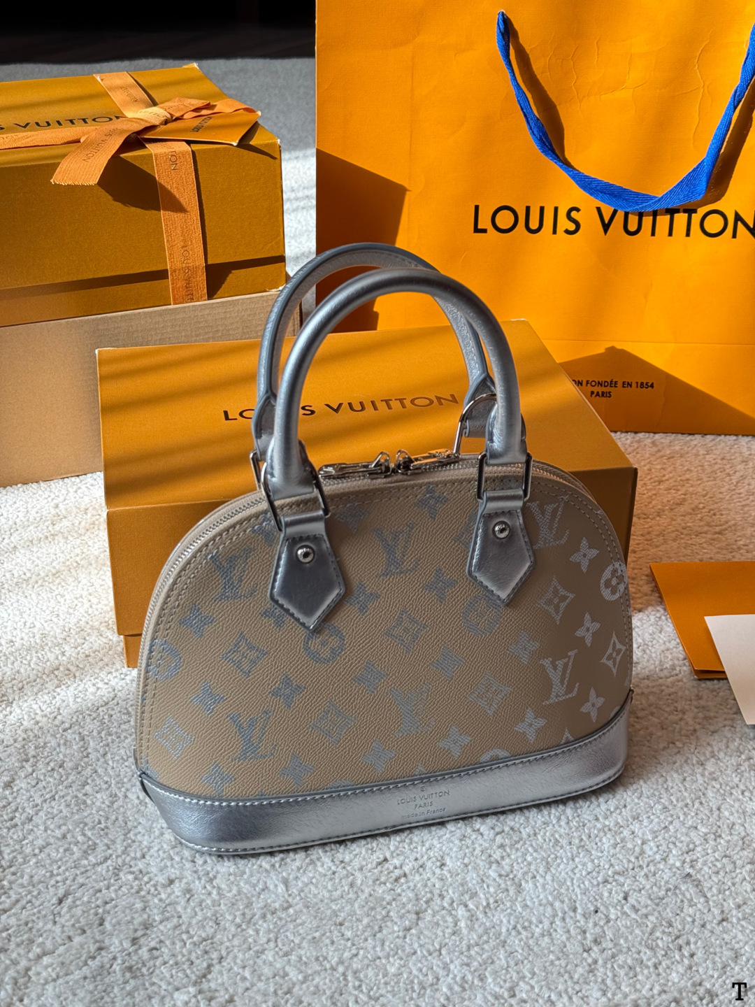 牛皮版本 p150/125 Lv 路易威登 ｜alma bb印花牛皮贝壳包 原版高品质 包包这款Retiro 手袋以标志性的老花面料制成 经典永恒。优雅低调的外形设计和宽敞的包身更加入了实用性。使用说明：-变色牛皮饰边，闪亮的纯钢金色五金配件- 可调节肩带，配有树糕皮的肩垫，拉链闭合。- 超细纤维内衬 尺寸 24 18cm 16 12cm