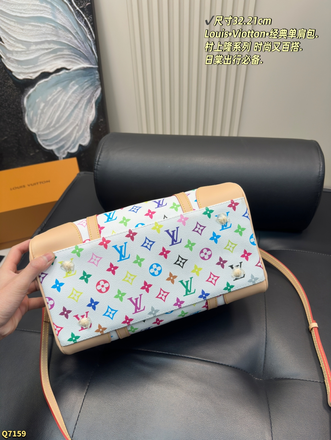 💰205配折叠盒 尺寸32.21cm Louis&bull;Viotton&bull;村上隆系列单肩包. 时尚又百搭.日棠出行必备. 最热门旅行袋！每个明星网红人手一个的节奏！特点是容量巨大！材质也是今年大热的流行元素 简洁的设计可以搭配任何颜色的服装造型！关键实用性极好！无敌性价比超高！