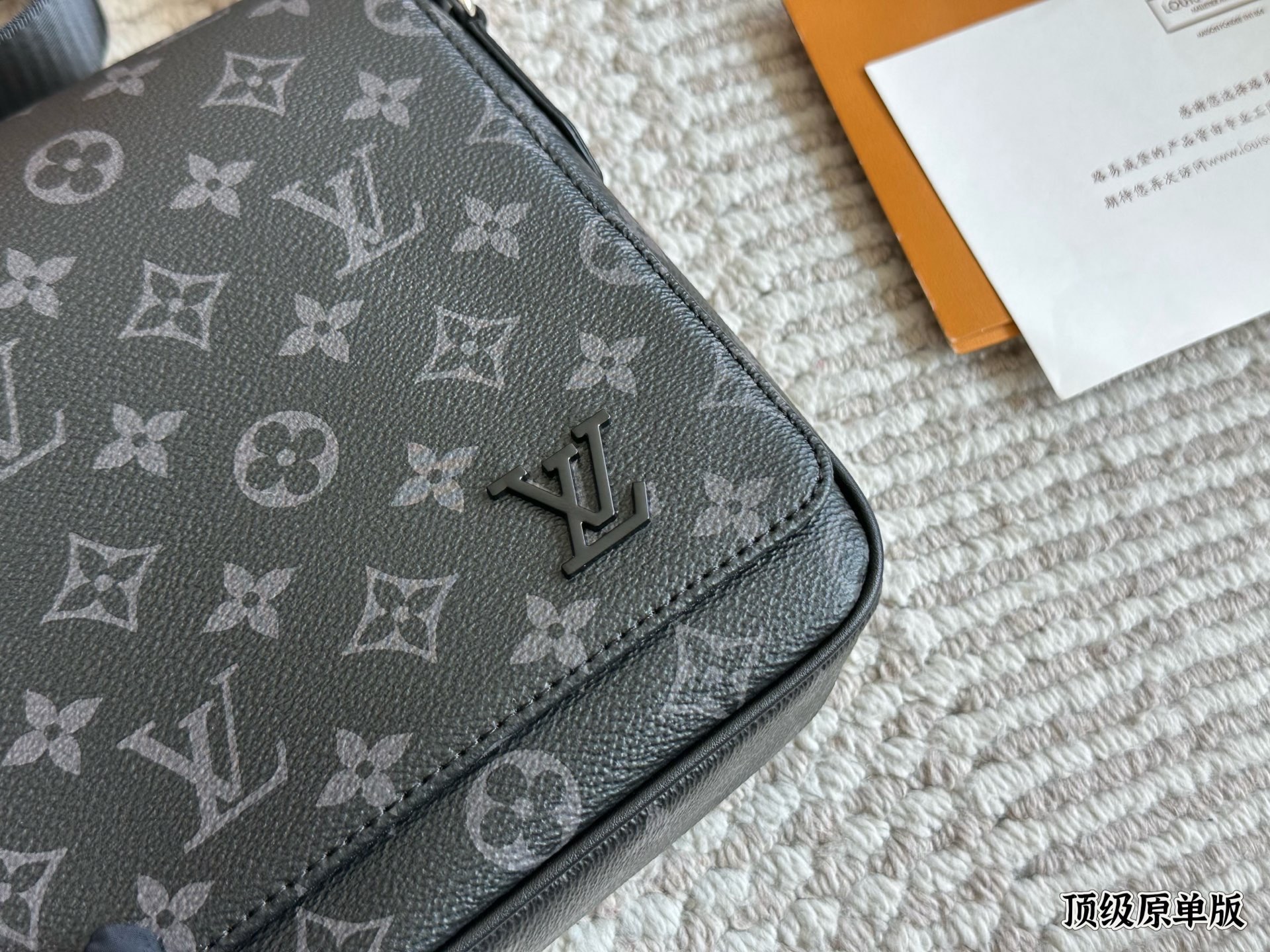 复刻版 牛皮 p200 Lv District 单肩包 #每秒都值得记录 DISTRICT 单肩包 M44000 尺寸：25*22*7cm 经典翻盖邮差包，轻便容量大又采用着经典黑花，虽然没有出众的相貌元素，但这反而增加了它的搭配性，百搭款！出街撞包几率相当低，多种背法，无论是日常出街还是上班族都是可以驾驭的一款！