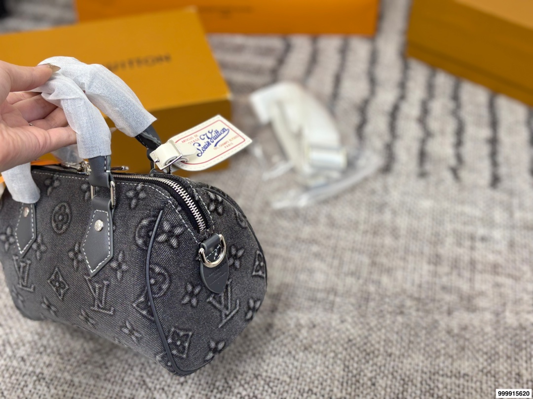 p180 配礼盒 LV丹宁牛仔系列枕头包 经典系列 时尚百搭 颜值高 日常出街首选 尺寸19&times;15