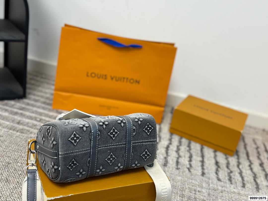 p185 配礼盒 LV Speedy 丹宁枕头包 这款Retiro手袋以标志性的LV老花面料制成，搭配奢华的变色牛皮饰边，经典永恒。优雅低调的外形设计和宽敞的包.尺寸：25*11*14cm