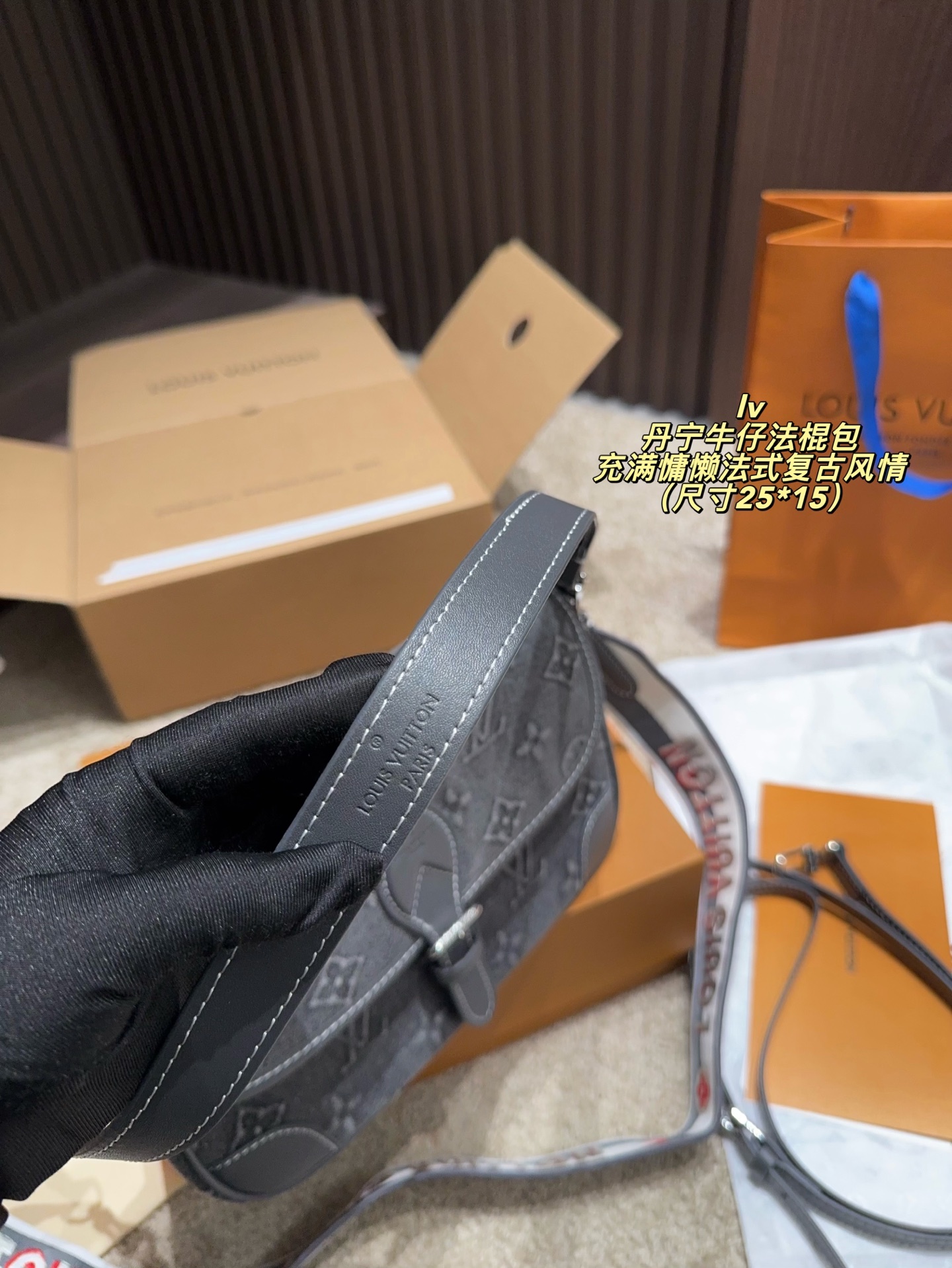 P205配折叠盒⚠️尺寸25*15 lv丹宁牛仔法棍包 充满慵懒法式复古风情的法棍包，方方正正的长方包型，采用上窄下宽的梯形设计不只更贴身，而且容纳力十足。内里开合间隔实用分明，背面也设有隔层，超级无敌能装❗️ 可拆卸长短双肩带设计，单肩斜挎手提多功能兼备