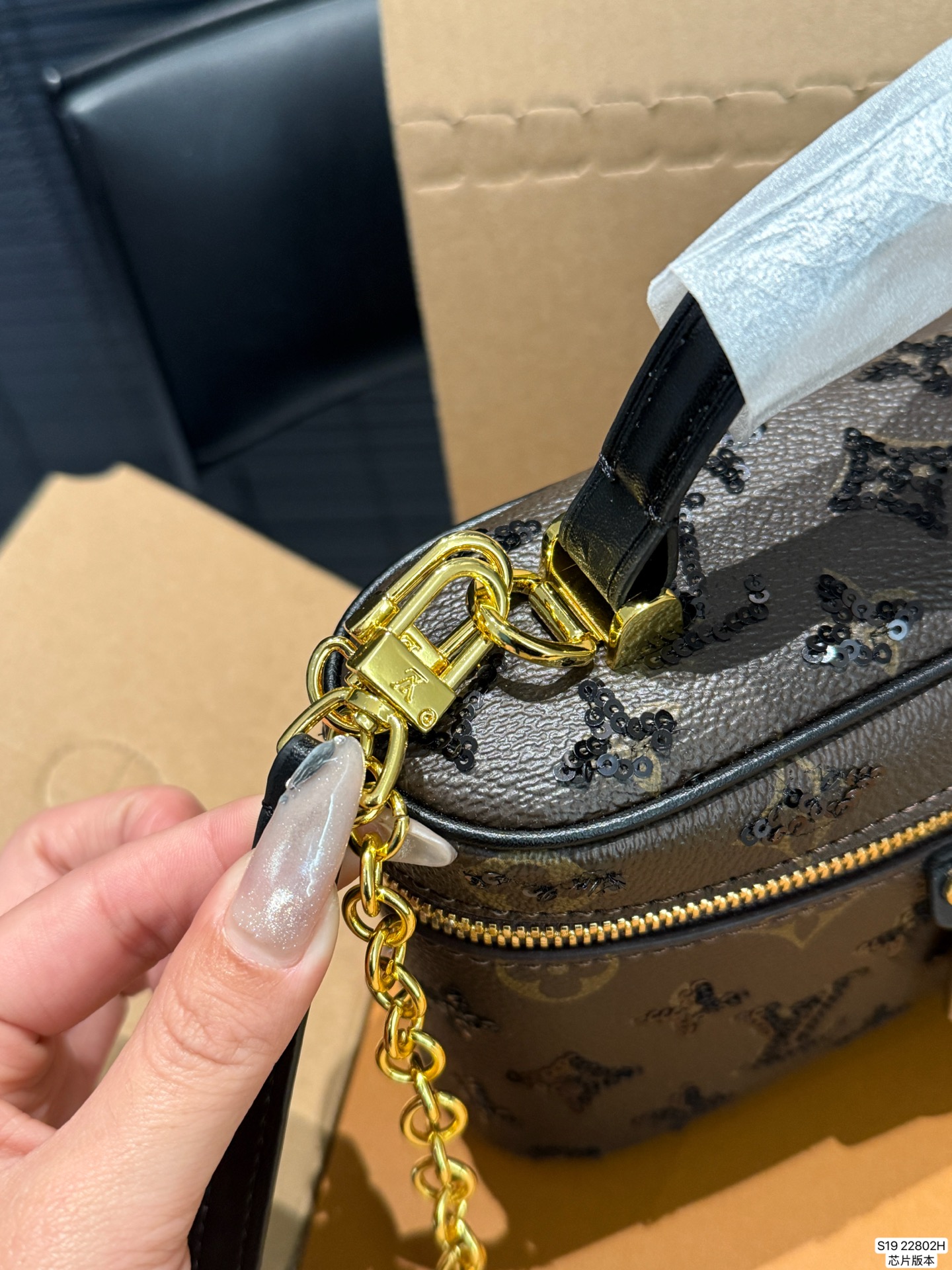 P145 配飞机盒折叠盒子芯片版本 季的化妆包颇受时尚界的青睐，看到第一眼就种草了！！造型很硬核 但空间很实用~走在路上就是一道行走的风景线啊。回头率杠杠的~ 而且真的好好搭！瞬间成为了这季街拍中的常客这只精致的LV化妆包，难道她不香吗～今年度过炎炎夏天的动力 ，就靠她给我补给了尺寸：19 12 货号22802