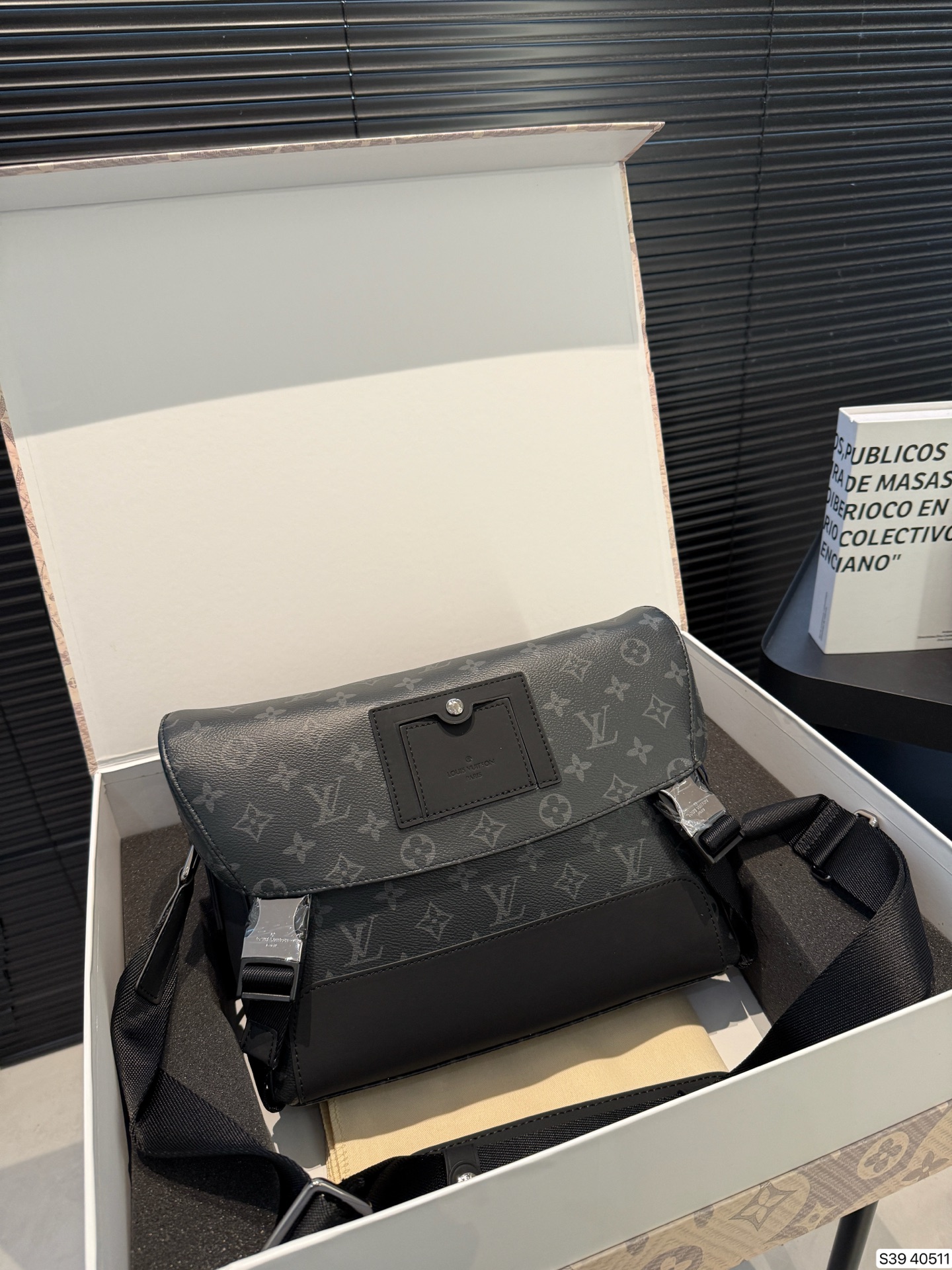 P245 配折叠盒子 经典Lv套盒 新款邮差黑武士➕挂件➕墨镜尺寸28 22 货号40511套盒