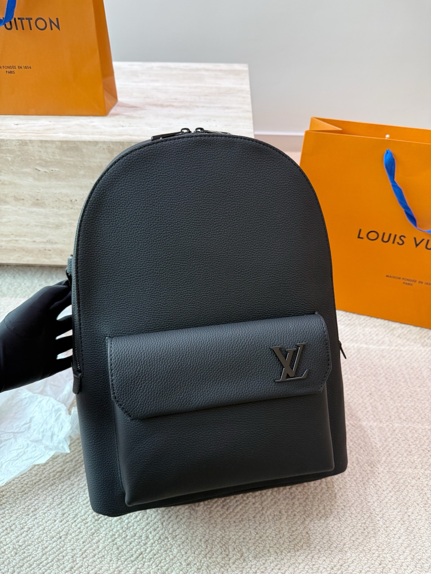 原单品质 P160 Lv 双肩包 Monogram帆布裁制而成，此款Hot Springs双肩背包代表LV Vernis皮革的华丽回归。是一款风格百搭而可爱，适合全天背携的时尚包袋，漆光牛皮，棉质帆布内衬，Monogram帆布饰边。进口漆皮搭配纯钢五金，尺寸30 45cm