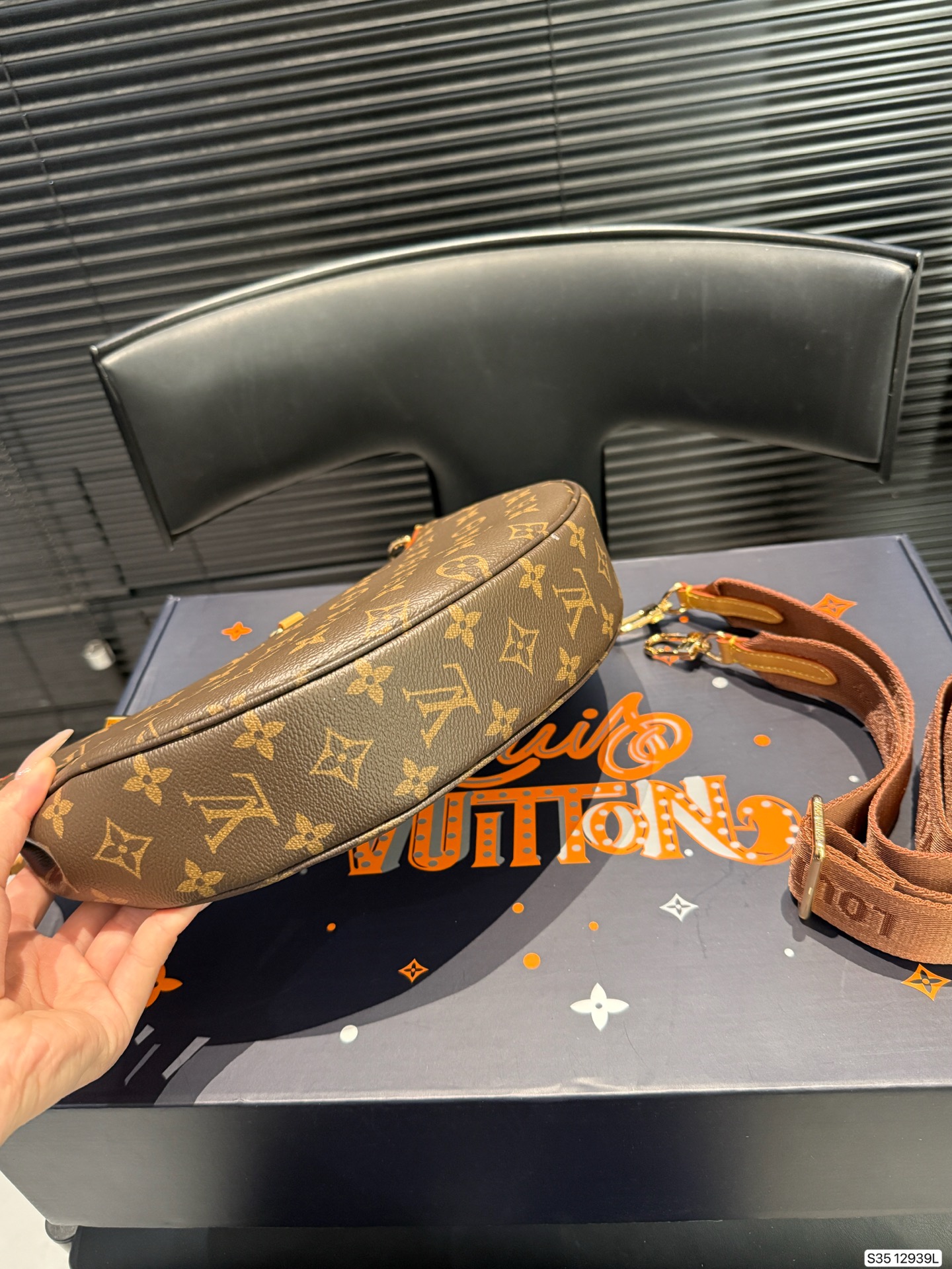 P225 配飞机盒折叠盒子 Lv月亮包 2025 LV新款宽肩带是救过LV的命吗??? 新款月亮包比起老款略胜一筹，新款改良了下不好单手拉拉链弧度，新款会成为下一个爆款! 尺寸：27 16 货号12939