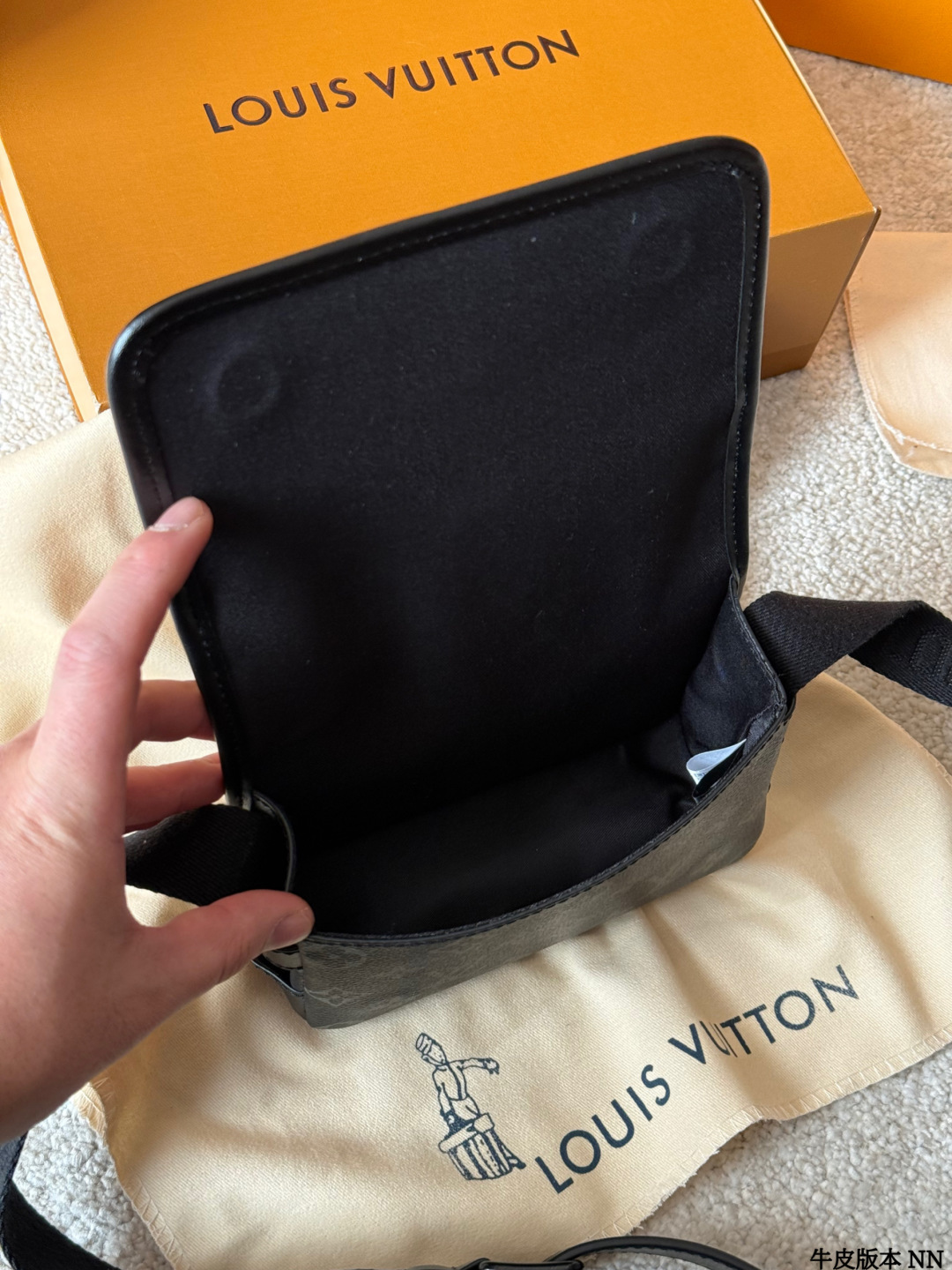 牛皮版本 p155 LV 黑花 Soft Trunk 盒子包 VLV Soft Trunk黑花盒子包，经典Monogram Eclipse黑花图案，低调又有辦识度！涂层帆布＋牛皮饰边，质感满分。配可调节肩带，单肩斜挎都OK，日常通勤、出街超百搭。内部空间合理，手机、卡包、钥匙轻松收纳，拉链开合更安全全。男女都能驾驭，时尚又实用，LV热门款必入 18.5x13x8cm18.5x13x8cm