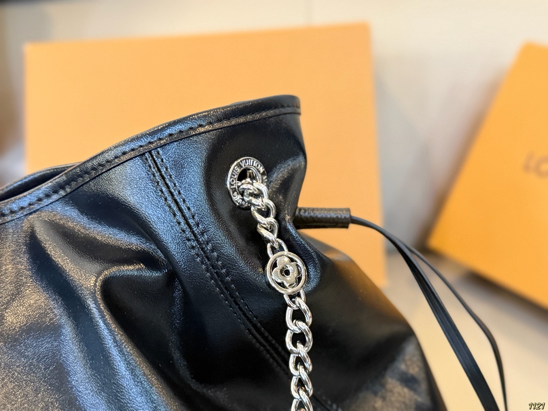 原版复刻&yen;220飞机盒 钢五金163变码芯片 8月新款LV OFF DUTY VIBE也叫&ldquo;下班包&rdquo; 背上它一键去除班味儿，化身都市丽人😍 甜酷中带着一丝儿随性慵懒 包包是抽绳设计，可以单肩也可以斜挎 下班背上它，说走就走 一起来开启下班模式 尺寸：中号单肩包35 37