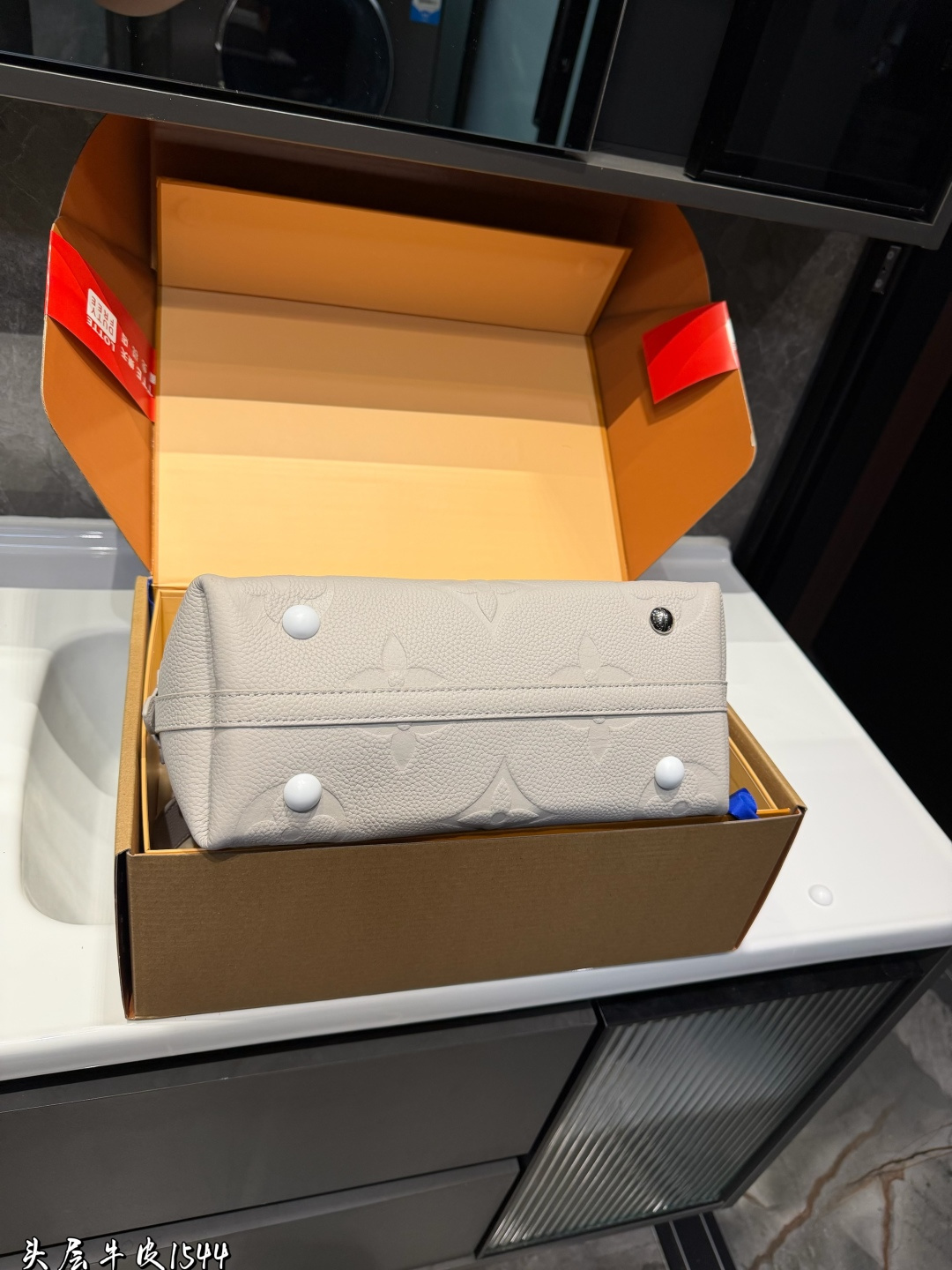 ❤️p305（礼盒包装）❤️ L家 大象灰/carryall配置有子母袋和宽肩带|新色沙丘色！高级⚠️细节细节&hellip;.完美✔️搜索🔍Lv carry 购物袋size: 29*22cm（小）
