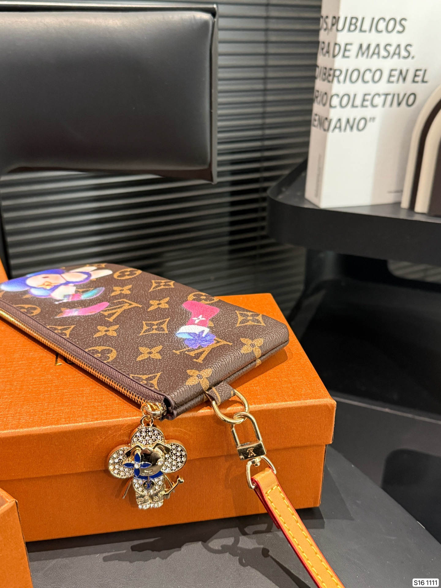 P130 配盒子 LV 专柜最新款火爆登场！做工精致， 媲美专柜！多功能小钱包超级实用 尺寸20 10 货号1111