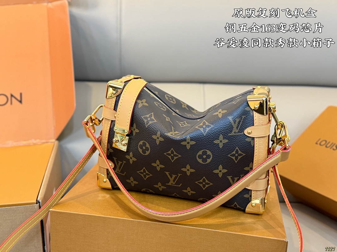原版复刻&yen;225飞机盒 钢五金163变码芯片 谷爱凌同款 秀款 小箱子 LV Side trunk 谷爱凌 盒子包/ 箱子包 新款！是软软的小箱子 很多精致的小细节在里面 大容量又实用又好凹造型 长短肩带随意切换 无论是富婆还是可可爱爱 都可以凹出超好看的造型尺寸 23 16