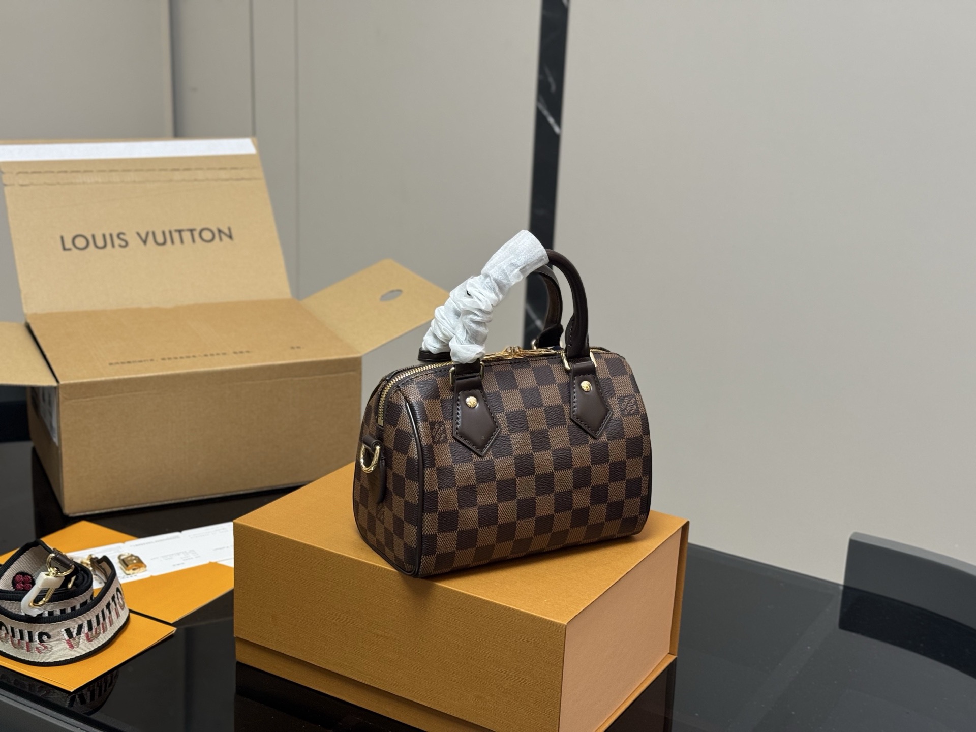 &yen;195 配折叠盒飞机盒 size：21.15cm LV SPEEDY20 新款枕头包 搜索🔍 Lv 枕头包