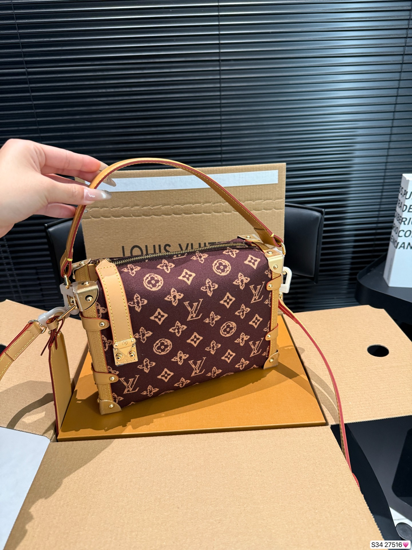 P220 配飞机盒折叠盒 LV 130周年限定来袭！村上隆三彩返场🥹 LV 130周年限定系列，这次是真的开挂了！ LV谷爱凌软盒子来啦美到犯规💕 五金精致有分量，肩带长度刚刚好，单肩斜挎都很绝👏日常搭配T恤、牛仔裤，容量也很实用，手机、口红、粉饼等小物件都能装下~ 尺寸23 16 货号27516