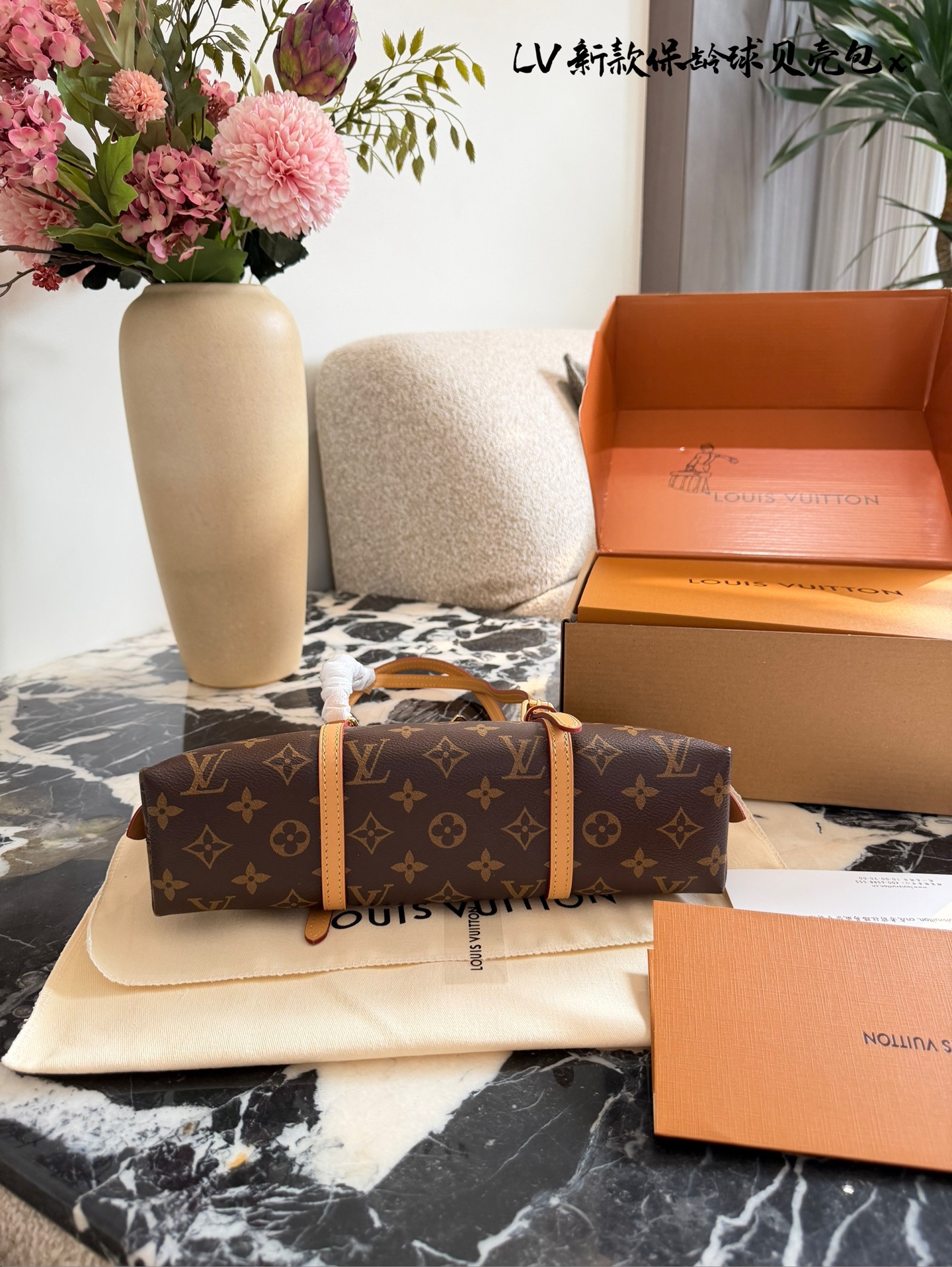 LV Papillon 26圆筒包p250 LV Papillon 26圆筒包，经典Monogram老花帆布+牛 皮饰边，复古优雅又实用! 26cm小巧尺寸，手提、单肩、斜挎都OK,，通勤休闲都能驾驭'+。灵感来自1940年代好莱坞，融合现代廓形，容量适中，日常物品轻松收纳。圆筒造型超有辨识度，是明星街拍和中古市场热门款，四季都能搭配，时髦又百搭!