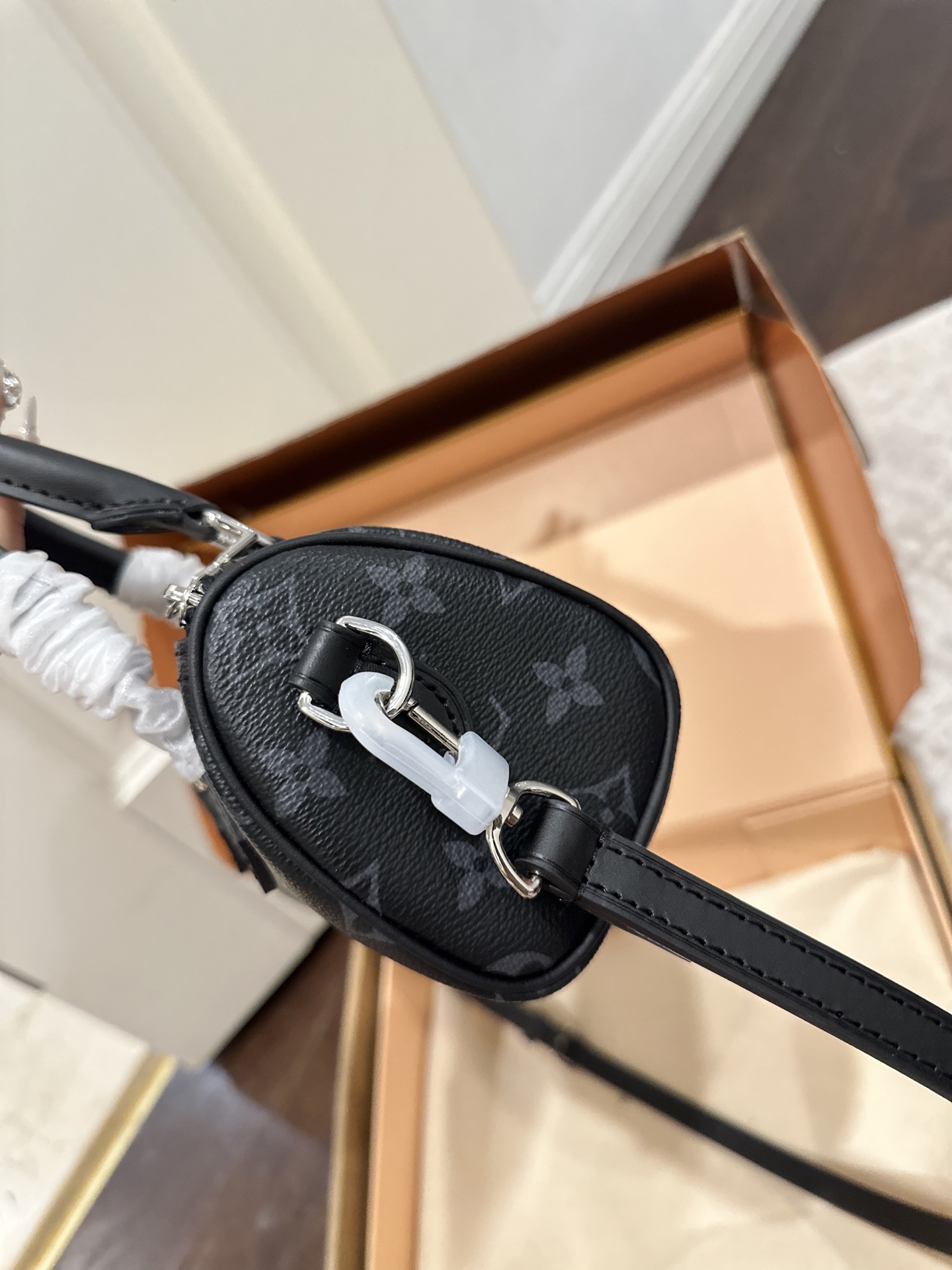 变码芯片p130 送挂件 官网双盒包装 size：16*10cm L家 永远经典Speedy Nano 将欢愉注入每个设计细节！ LBuy限量呈献 全新圣诞 设计的 Vivienne Winter Holiday