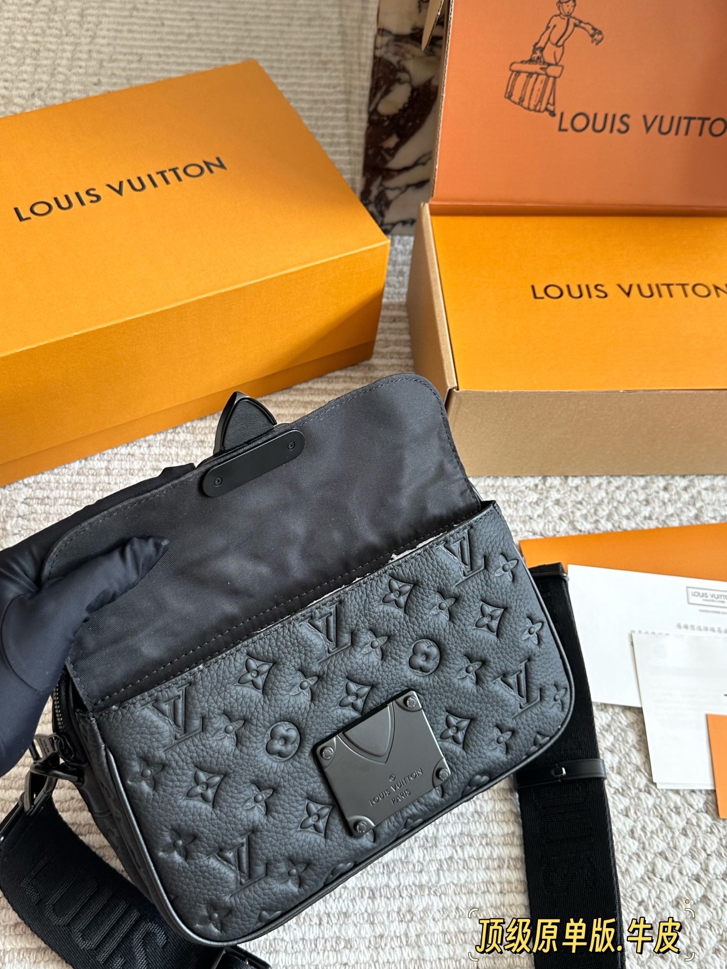 LV Slock新款男生包包p260 Iv最新一季又出了很多老花男包我可太爱老花了买到就，是赚到。拿到手的实物比照片好看。 Iv slocksling，老花的腰包本来就不多，这款配荧光黄色包边的可太亮眼了，感觉稳重的老花配了--丢丢调 皮。很多博主们都安利另一款S Lock的邮差包，有老花配黑色包边和蓝色包边两种选择，但其实个人感觉 18x8cm的厚度真的是过于厚重了(大小跟男款三合一差不多、但是更厚)所以个人感觉不太适合身高175以下的男生和小姐姐们。但如果贪恋大容量的话也是一个很好的选择。 优点是:比较小巧，对个子小的比较友好;男包亮黄色的配色比较少见。25*17