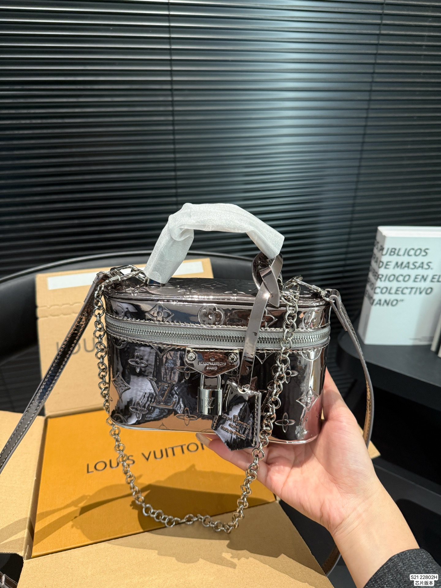 P155 配折叠盒飞机盒 LV新款小盒子，实物太美了！🤍🩶 被这个盒子美翻了！ 包柜里怎么能没有一只惊艳的包包呢！[皱眉R] 这只包谁拎谁美吧！做这个冬天❄️最闪的崽 🉑手拎🉑腋下🉑斜挎！别太实用了吧 尺寸19 12 货号22802