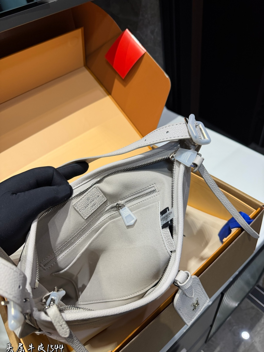 ❤️p305（礼盒包装）❤️ L家 大象灰/carryall配置有子母袋和宽肩带|新色沙丘色！高级⚠️细节细节&hellip;.完美✔️搜索🔍Lv carry 购物袋size: 29*22cm（小）