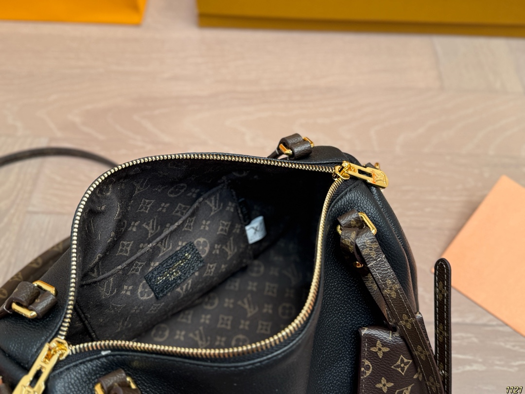 纯皮&yen;240飞机盒钢五金 专柜同步163变频芯片 LV路易威登Express枕头包 配有可拆卸肩带🉑自由转换 手提，肩背或斜挎等各种造型背法 极具松弛感 上身效果时髦好看‼️ 尺寸：小号26 15