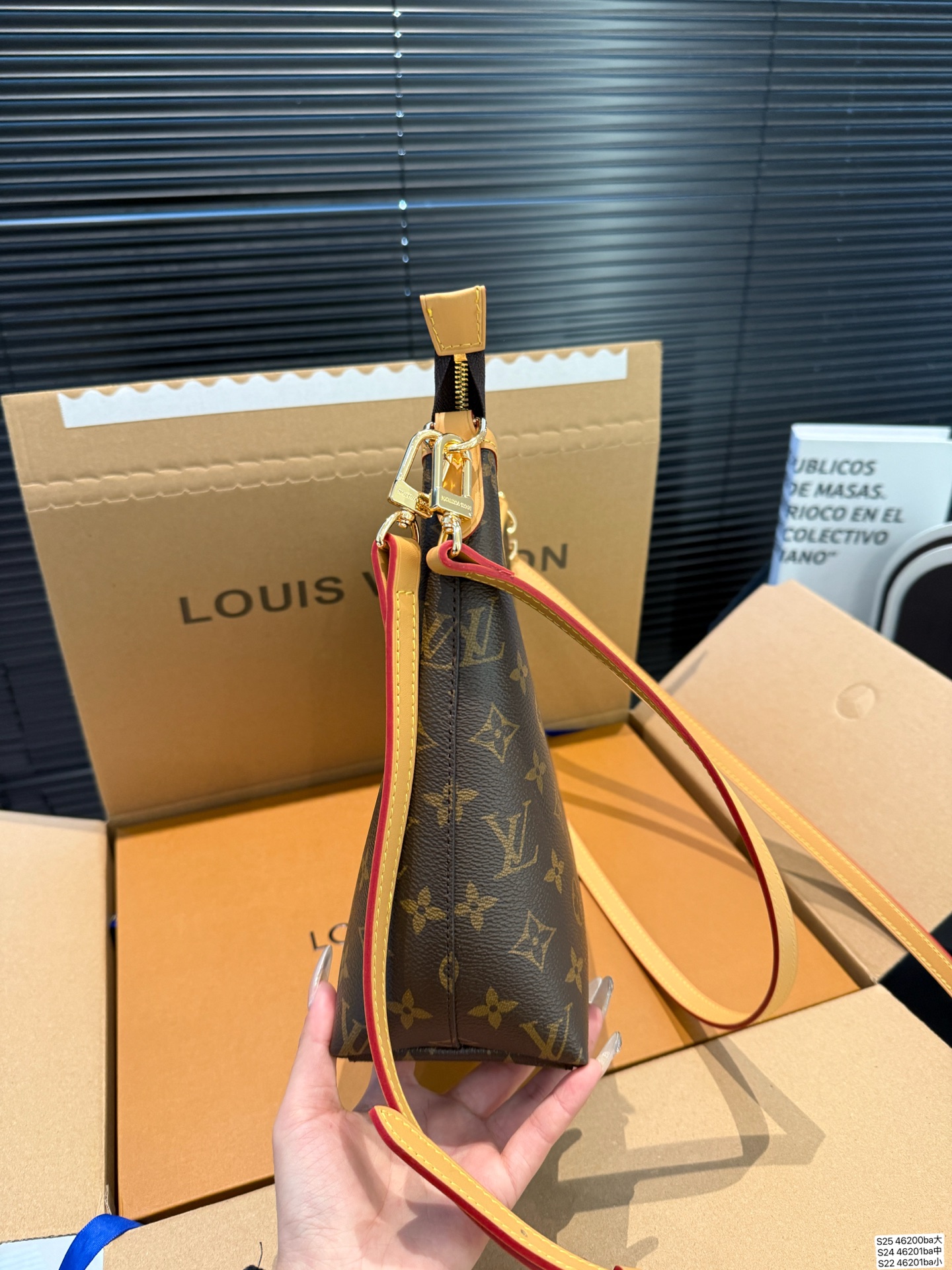 大号P175 中号P170 小号P160 配飞机盒折叠盒子 全钢五金 芯片版本 LV腋下包 今年腋下包大火 不光有可人外表 空间也很喜人 更是百搭 一年四季都好背 让你秒变时髦精 尺寸：大号29 21中号24 18 小号21 14.5货号大46200 中46201 小46202