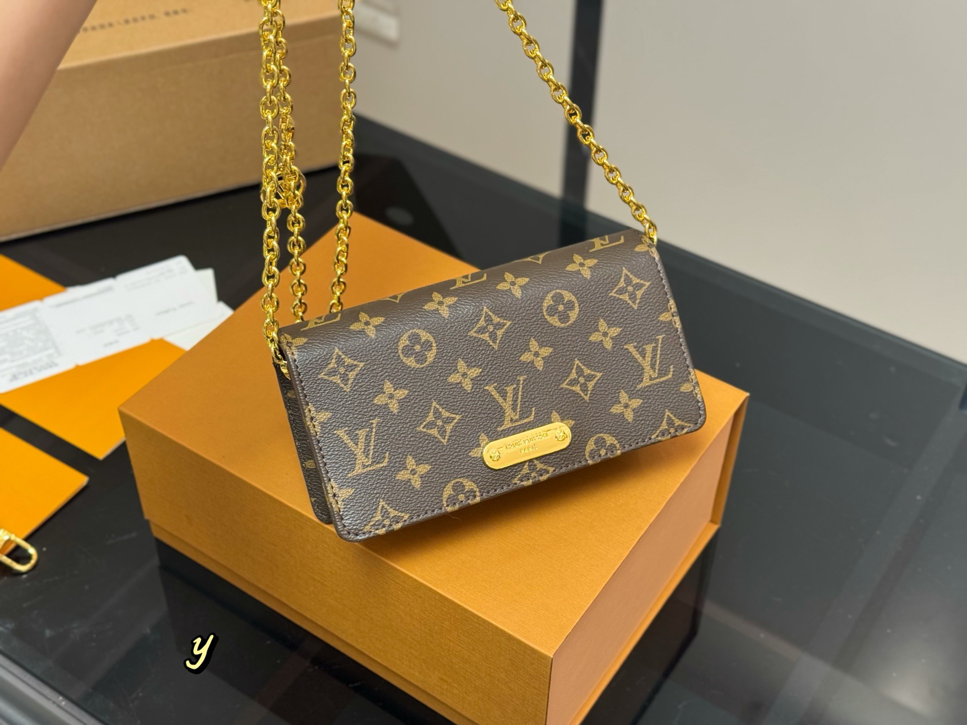 ¥155 配折叠盒飞机盒 Lv新款Lily woc, 容量看起来比三合一更加分! 有种复古感,而且链条还能拆哦。 下一个爆款 尺寸:21.12cm