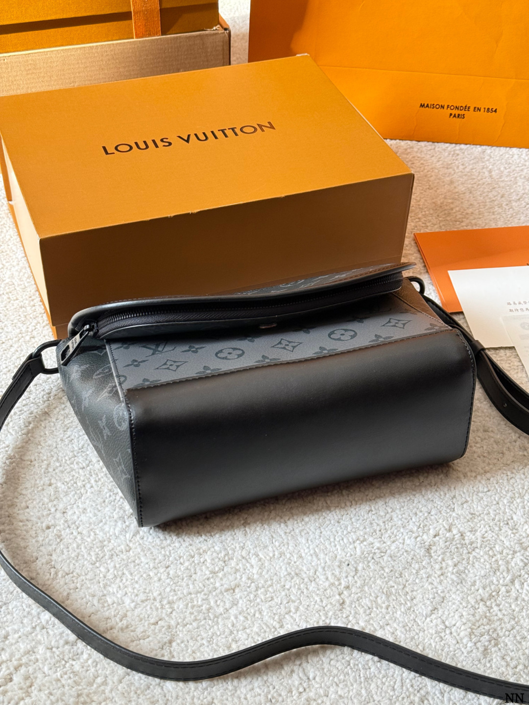 牛皮版本 p160 LV Pulse 邮差包 M12681 VLV Pulse邮差包M12681,黑色Monogram Eclipse涂层 帆布+牛皮饰边,低调又有辦识度艹。盖磁扣+外拉链袋,内部多夹层,收纳超方便!肩带可调节,单肩斜挎都OK,通勤休闲都能搭。 线绳拉链头设计,时髦又实用,是LV黑武士系列热门款,商务休闲都能轻松驾驭 尺寸 23 18cm