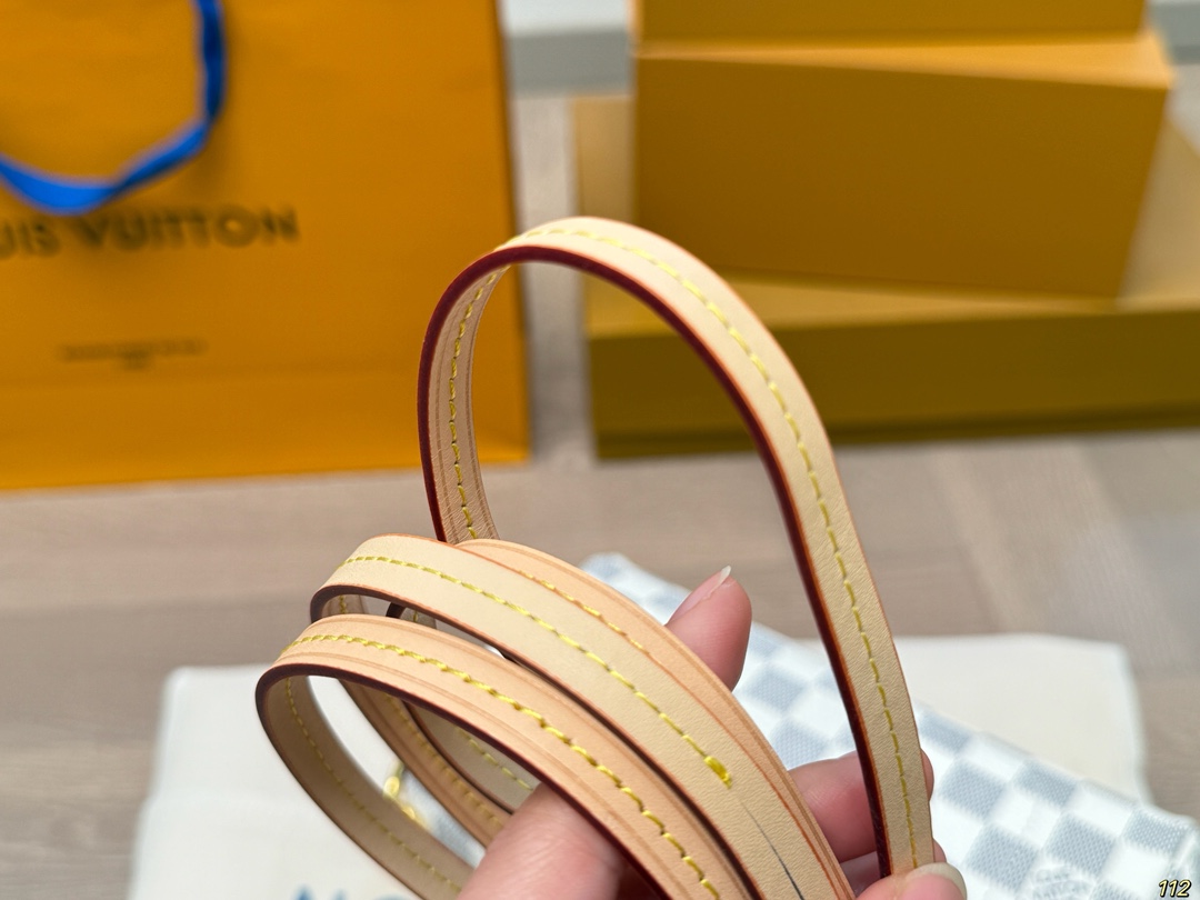 原版复刻&yen;140飞机盒 LV小号晚宴包 变频芯片 路易威登lv腋下包 搭配2条肩带可斜挎🛍 全新搭配 高端品质 原版面料 超级大牌的一款 上身特别洋气 喜欢的美妞抓紧自留啦 尺寸：小号21 11