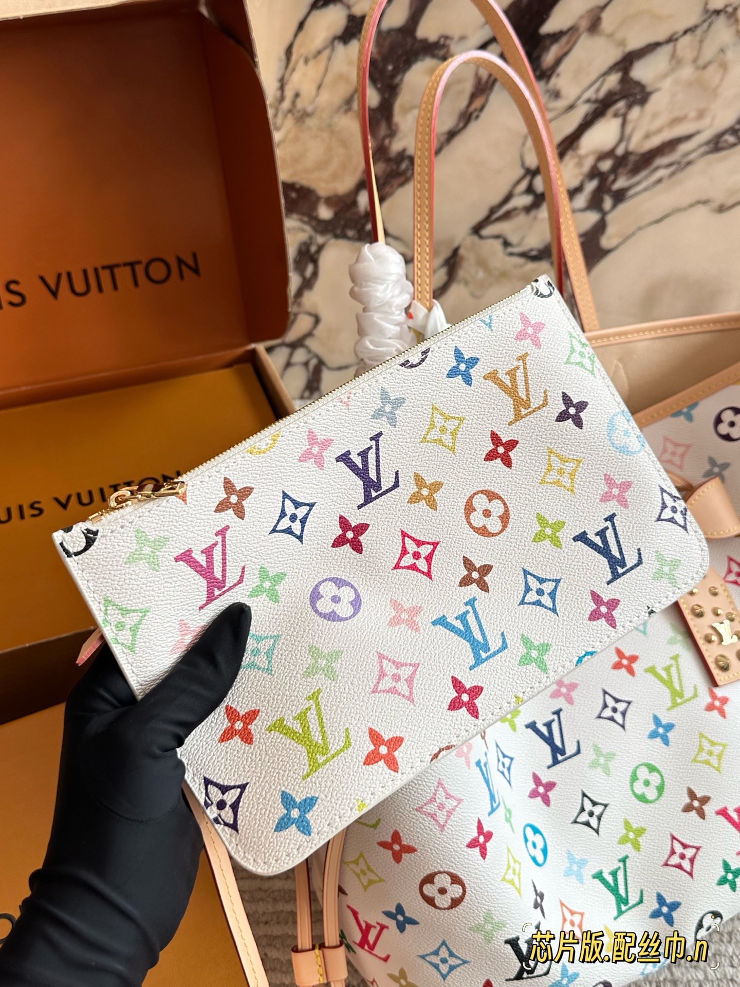 💰240 村上隆系列 lv neverfull购物袋的经典王牌,超大容量的设计作为妈咪包和OL通勤都是妥妥 滴,出镜率 最高的包款。条纹内衬完全不单调沉闷,设计感十足,可拆卸式子母拉链手包,既可单独作手拎包使用,亦可作为额外的内胆 清 丽中带点小女人的可爱韵味!尺寸: 32x29 x 17 cm 配礼盒