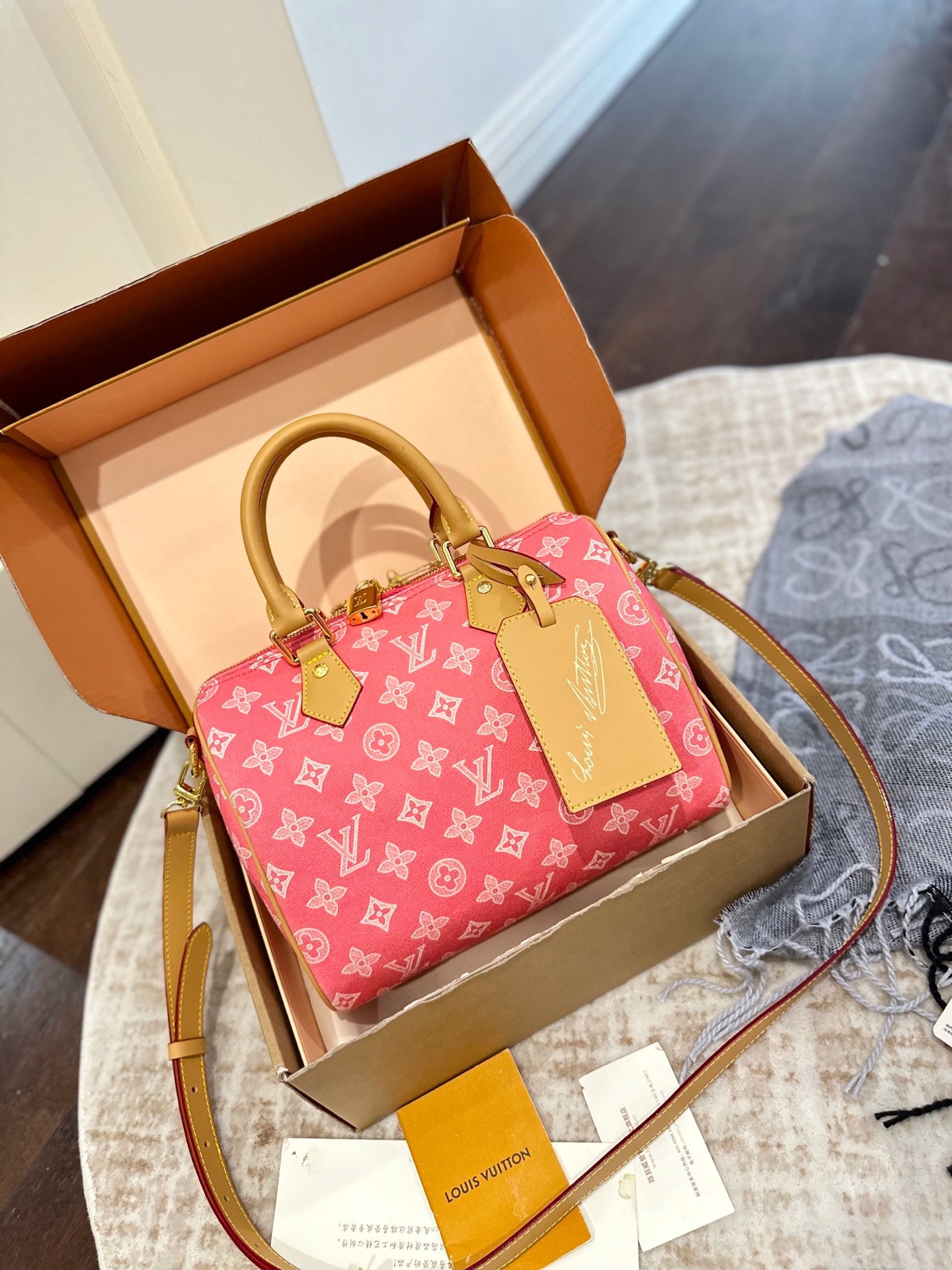 p155/p165 折叠礼盒包装 LV 新款 Speedy Nano 枕头包 LV 新款系列 枕头包 手袋,全网首发 LV Speedy nano 枕头包这款Retiro 手袋以标志性 经典永恒。优雅低调的外形设计和宽敞的包身更加入了实用性 尺寸 20cm/25cm