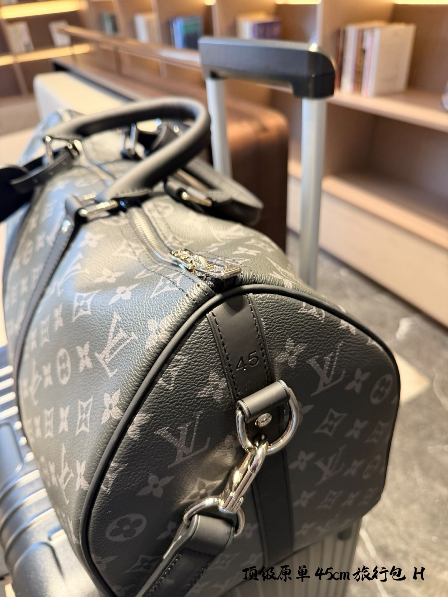 lv 旅行包p220 超酷中LV Keepall老花旅行袋 LVKeepall 出差旅行最常用的一只包 这是超酷的一只包 可以做健身包，也可做旅行袋 容量超级感人非常的实用! 出差三四天背这只包，衣服和洗漱用品完全足够!最主要是凹造型最棒了~ 马上爱豆出街的赶脚 路易威登Louis Vuitton 9VintageMusevie 中古店Iv keepall老花手提包包 45cm无盒